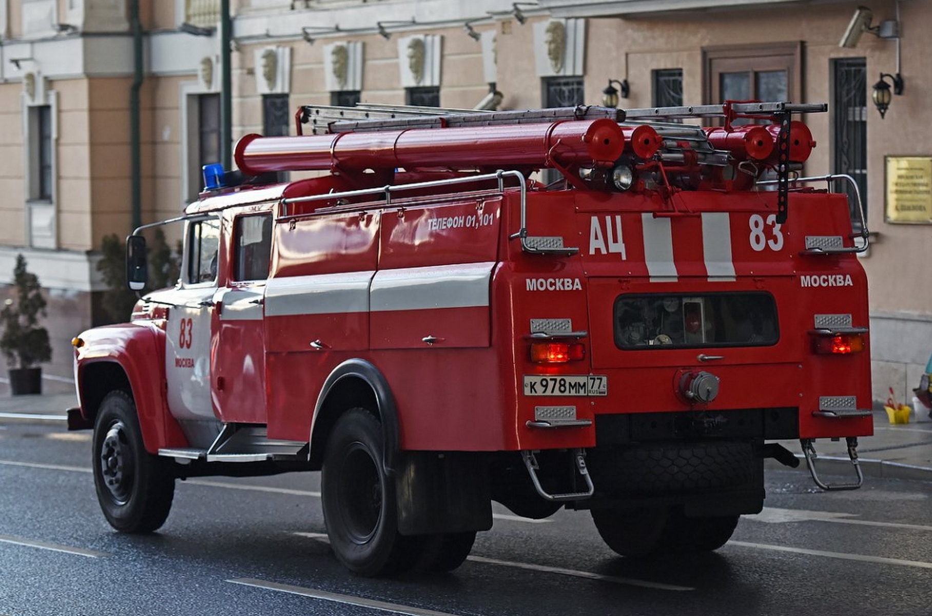 In Moscow, a ZIL-130 firefighter from exhibitions of the Ministry of Emergency Situations is being sold for next to nothing