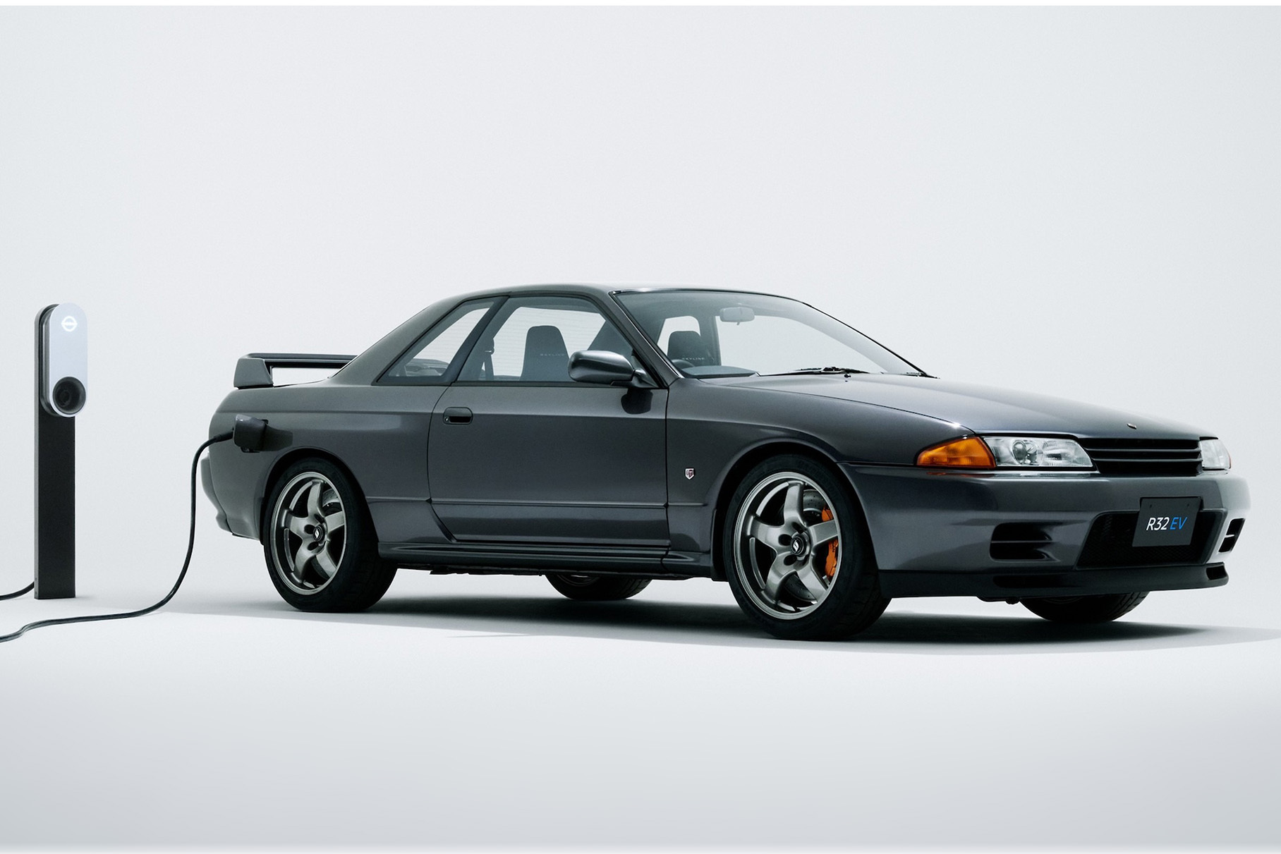 Nissan has switched the Skyline GT-R R32 sports car to electric power.