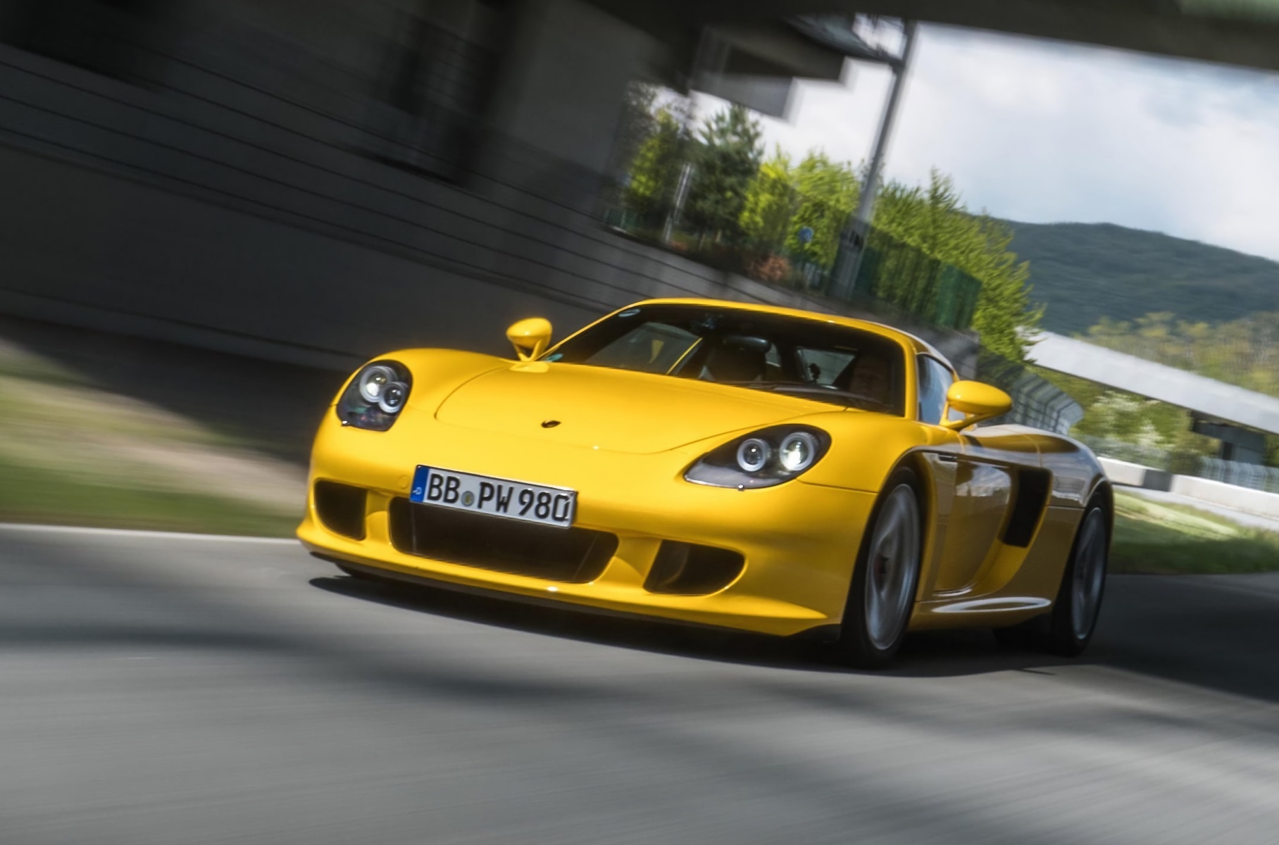 Old Porsche Carrera GT laps the Nürburgring amazingly fast