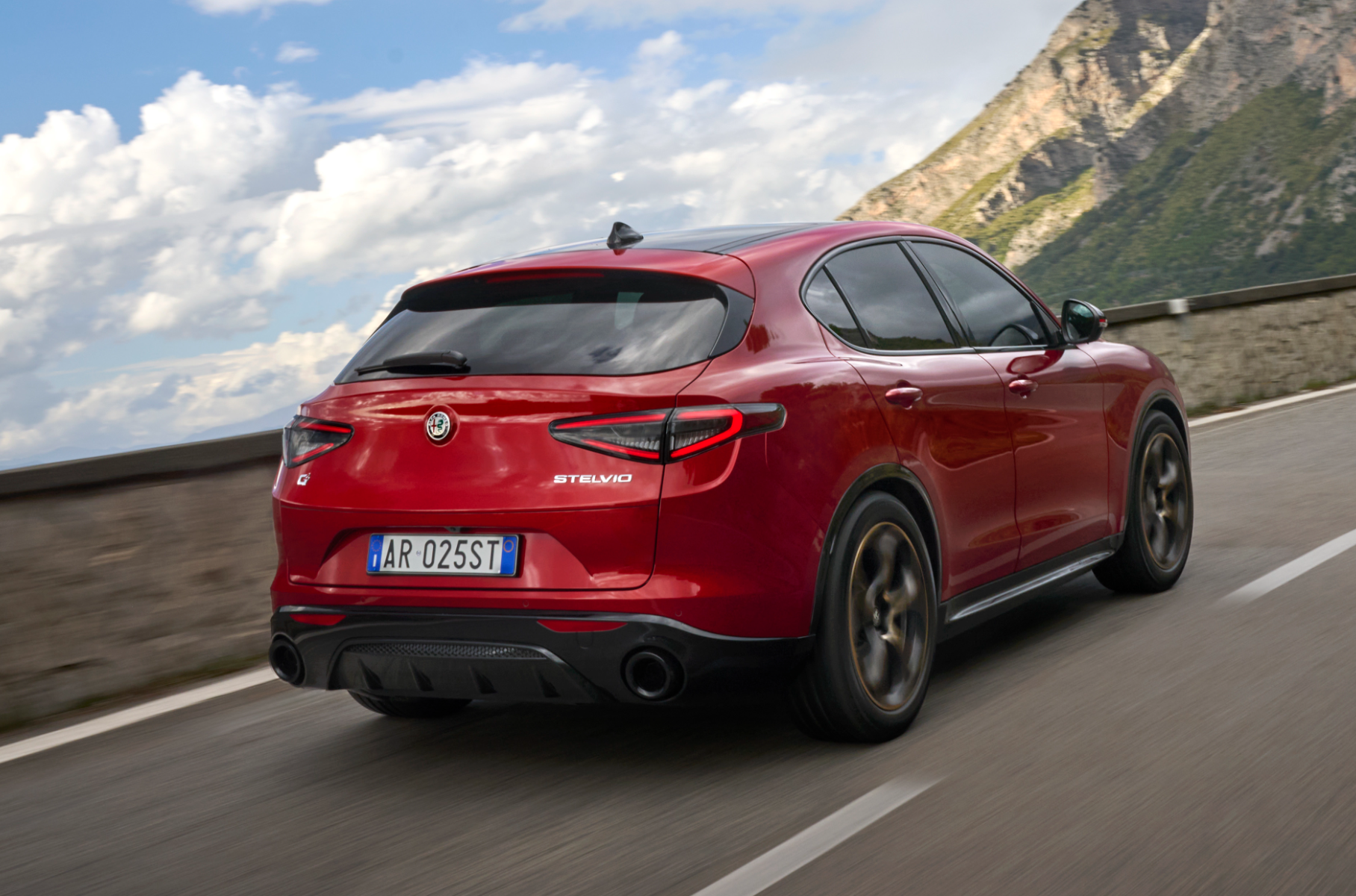 Alfa Romeo decorated Tonale, Stelvio and Giulia with “gold”