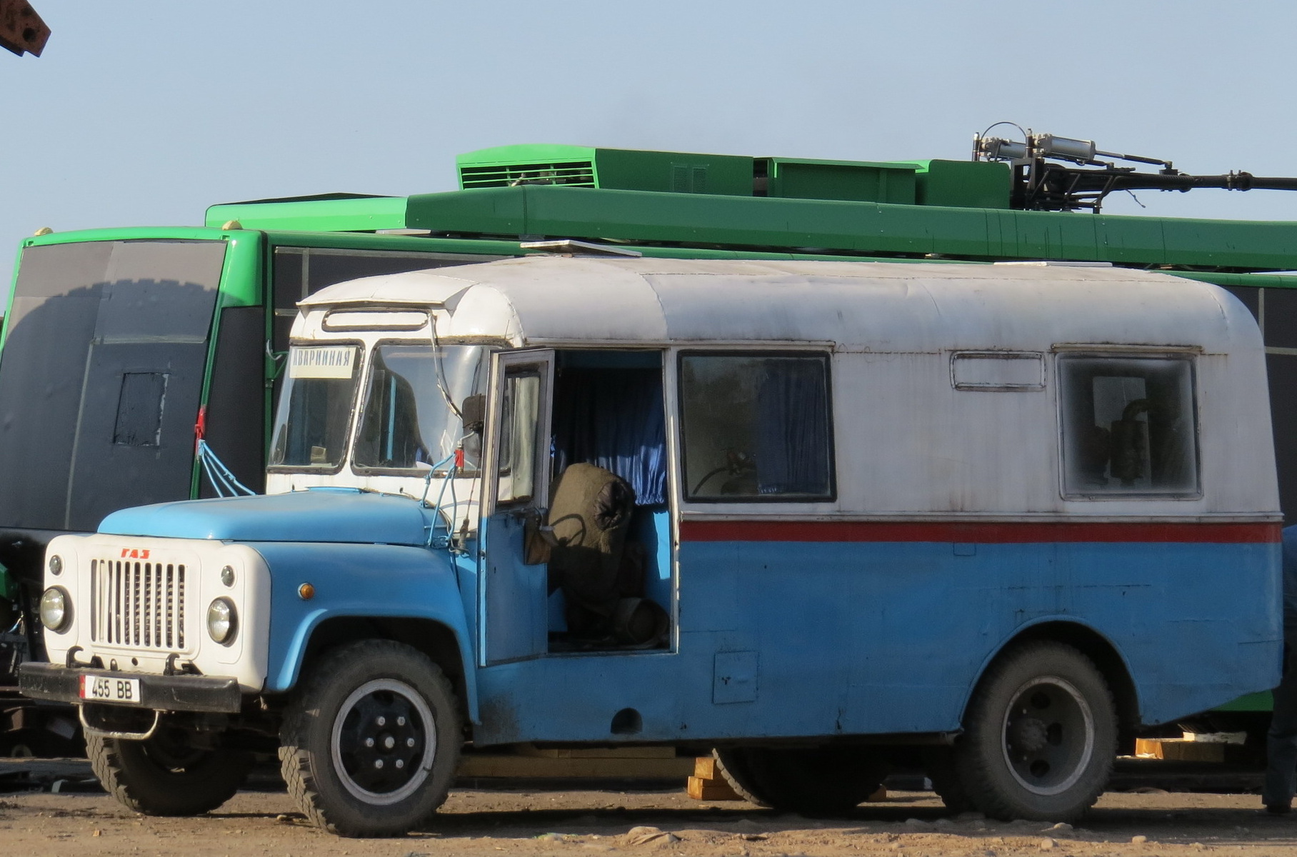 Bishkek City Hall will let dozens of Soviet raf, IZh, gas and groove from the hammer