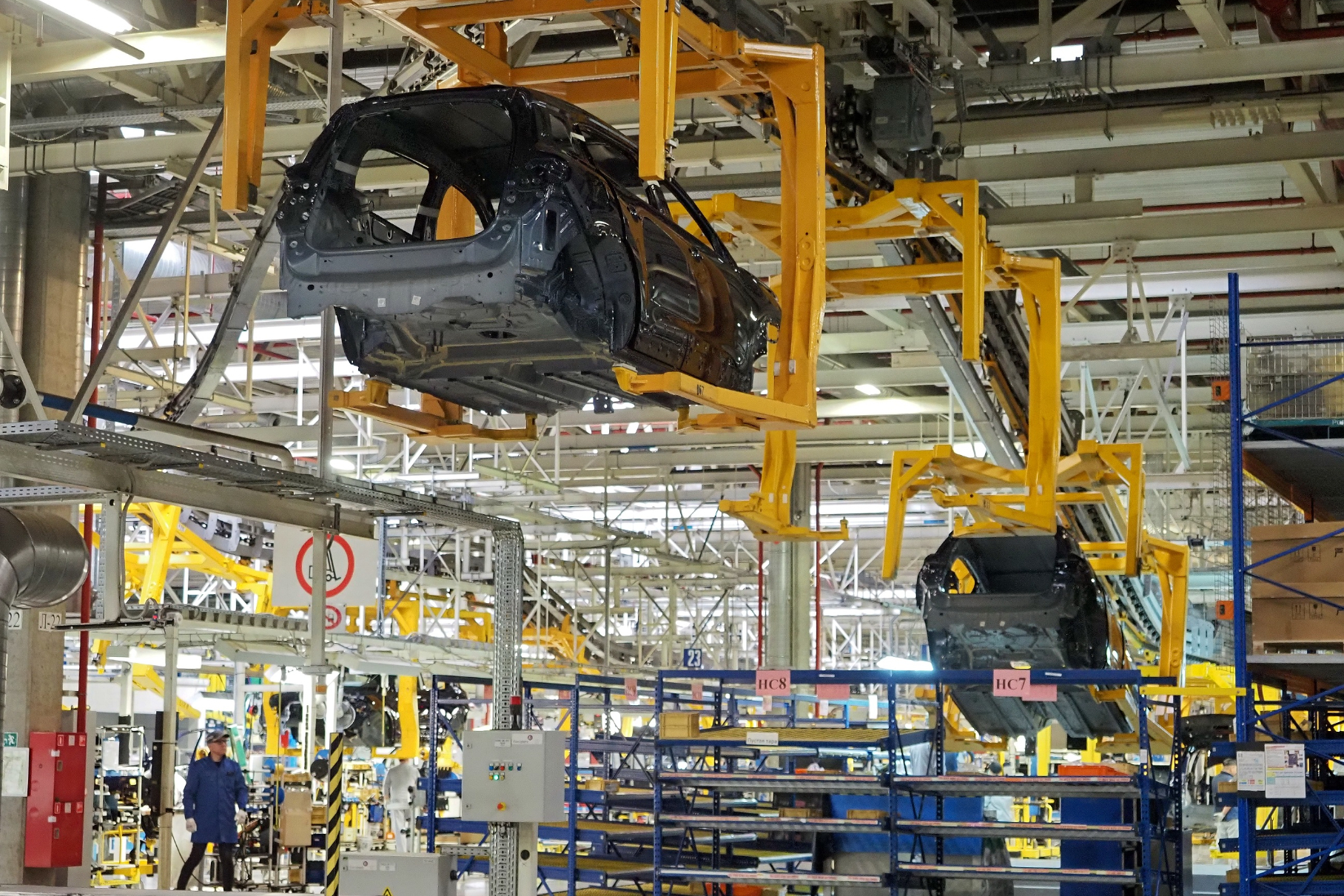 How many cars are produced by factories in the Kaluga region?