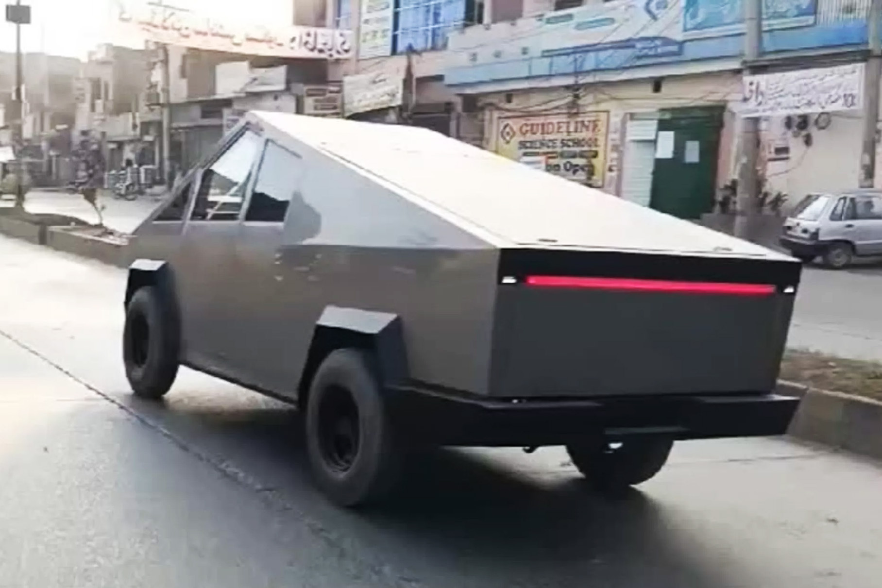 Look at the home -made Tesla Cybertruck pickup for just a million rubles