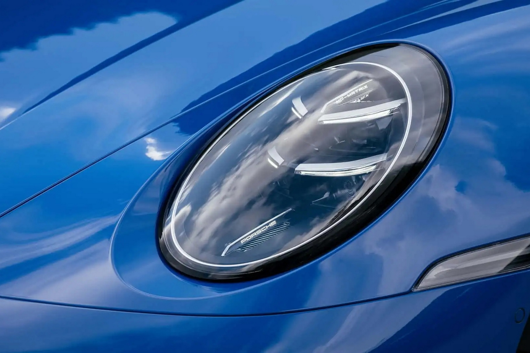 All the latest Porsche 911 are recalled in the United States because of too bright headlights