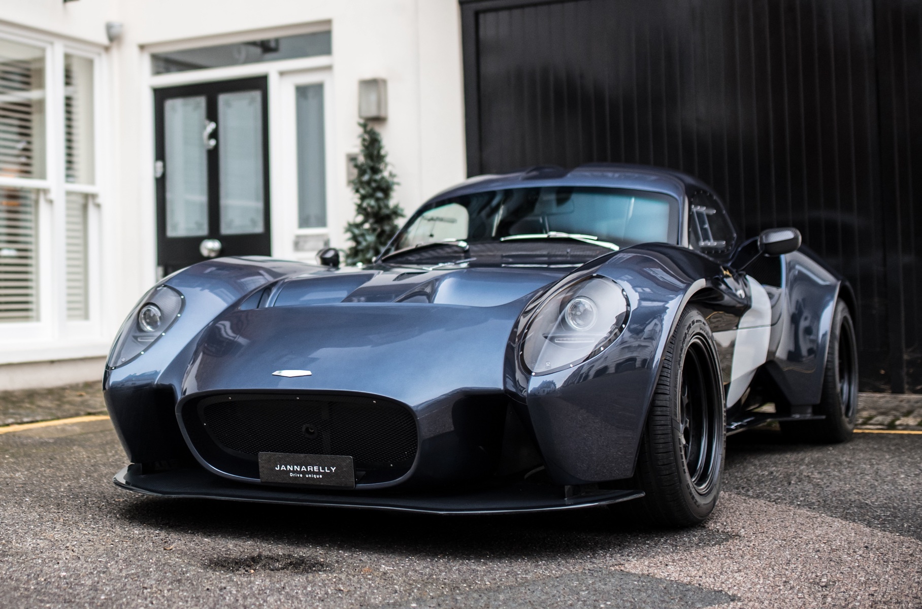 Caterham designer will release an analog sports car with V8