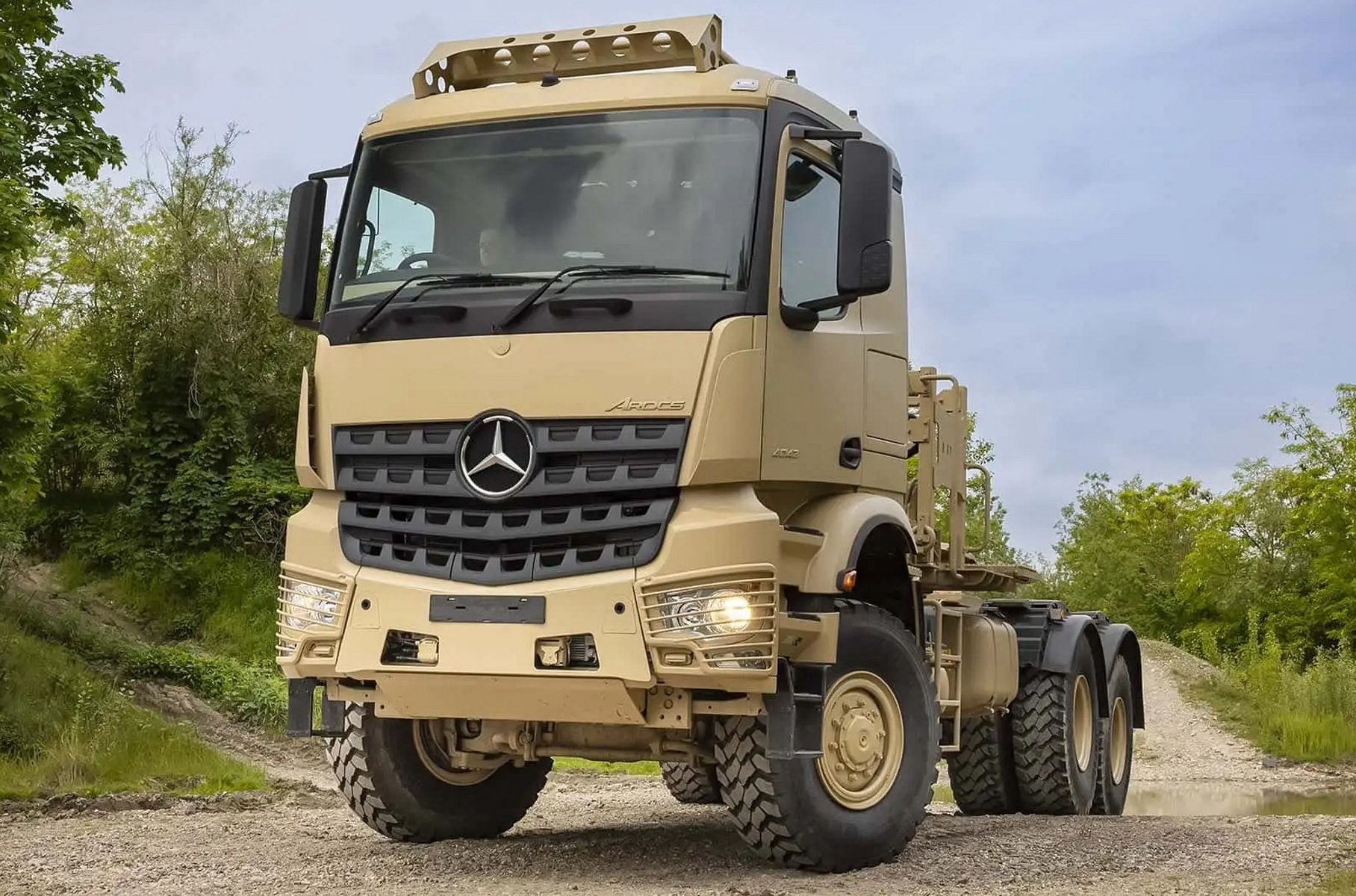 Mercedes-Benz showed army tractors of increased patency