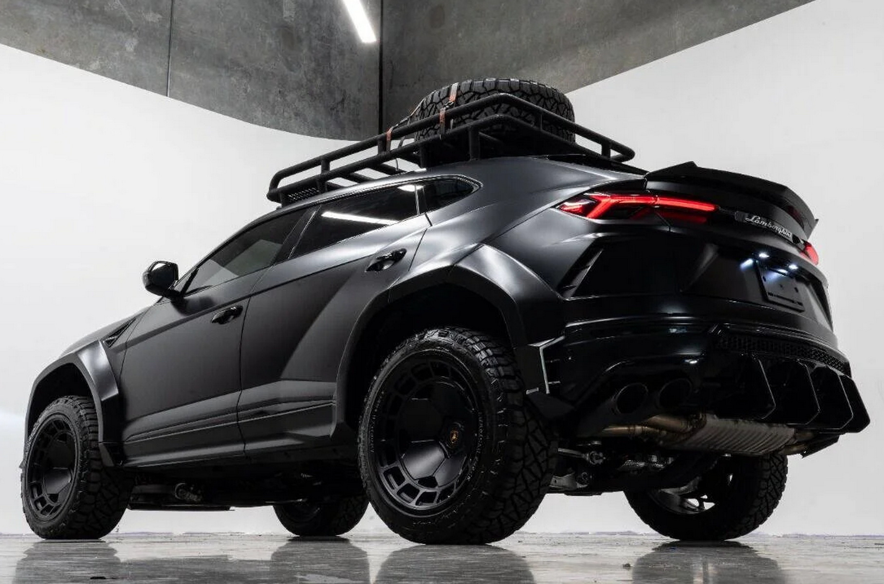 On sale appeared an off -road Lamborghini Urus with 33 -inch tires