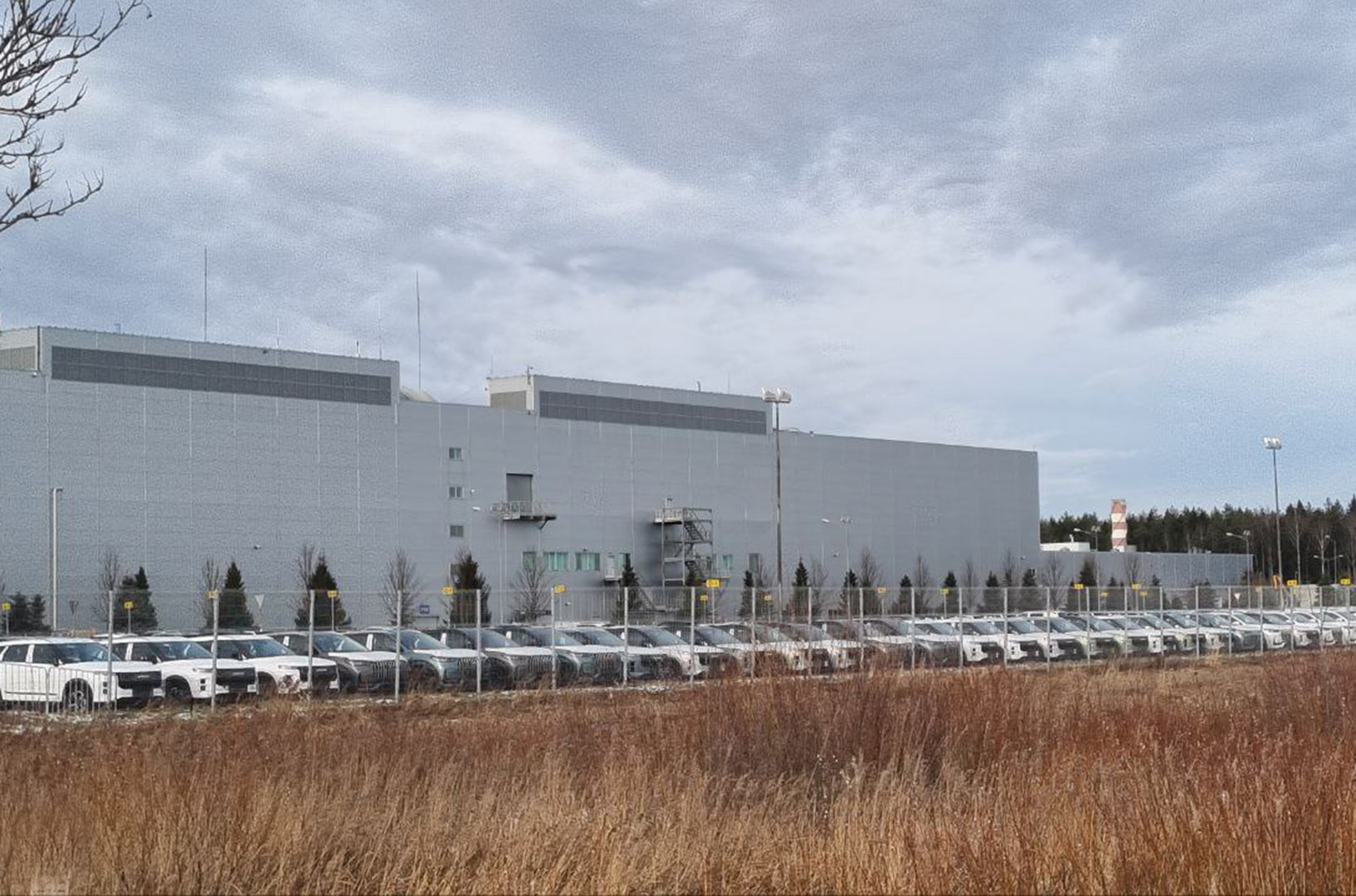 In the parking lot of the Hyundai factory in St. Petersburg, dozens of Jaeco crossovers photographed