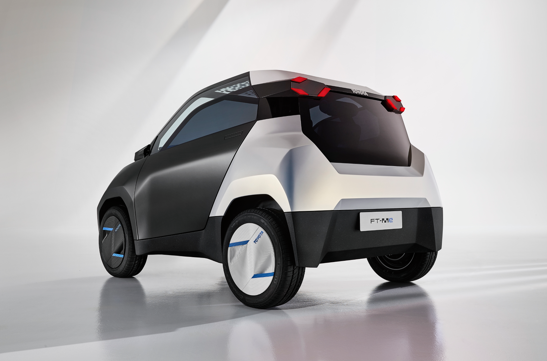 Toyota created a city electric car, similar to a motorcycle helmet