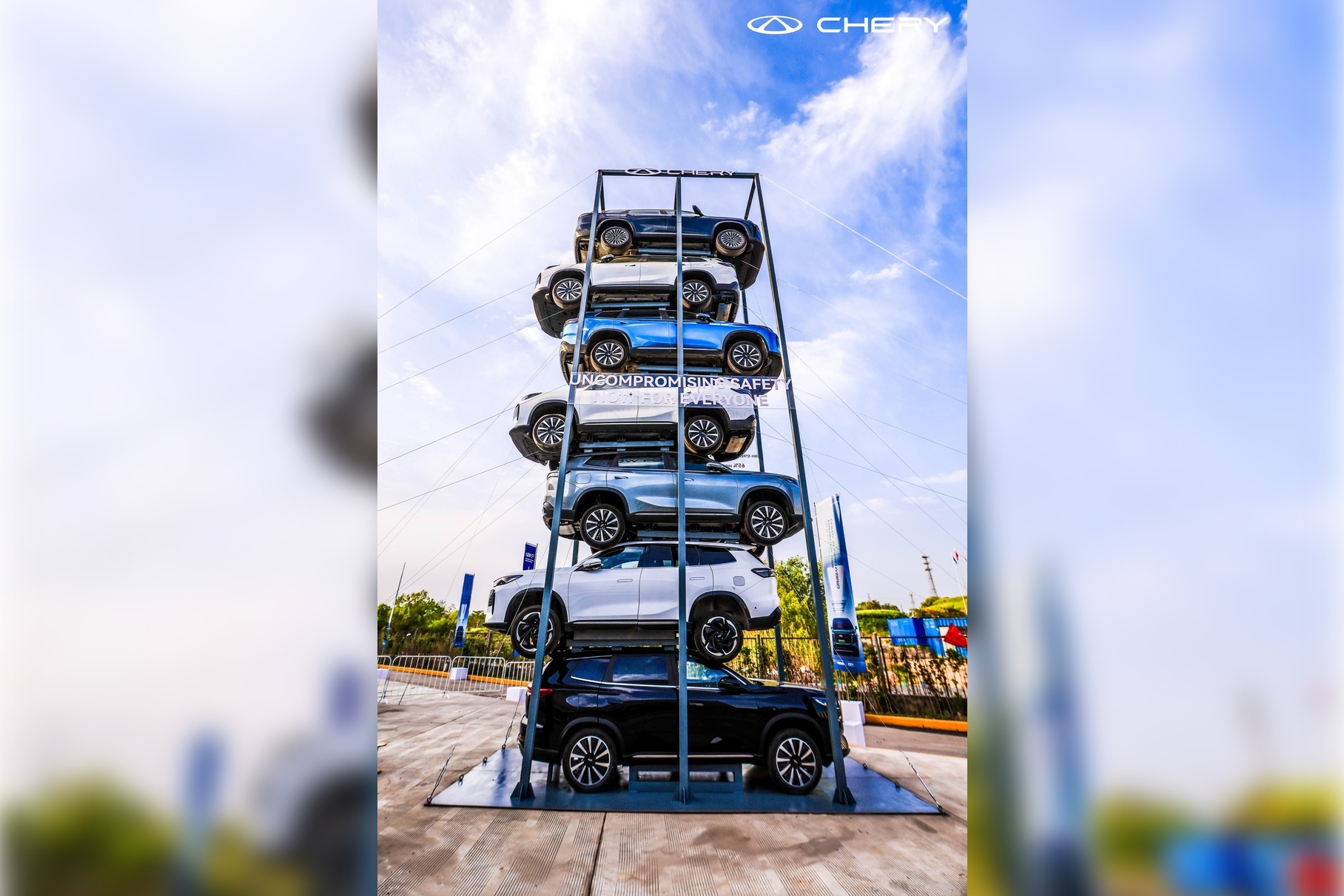 This is strength: hybrid Cheri Tiggo 8 withstood 11.5 tons