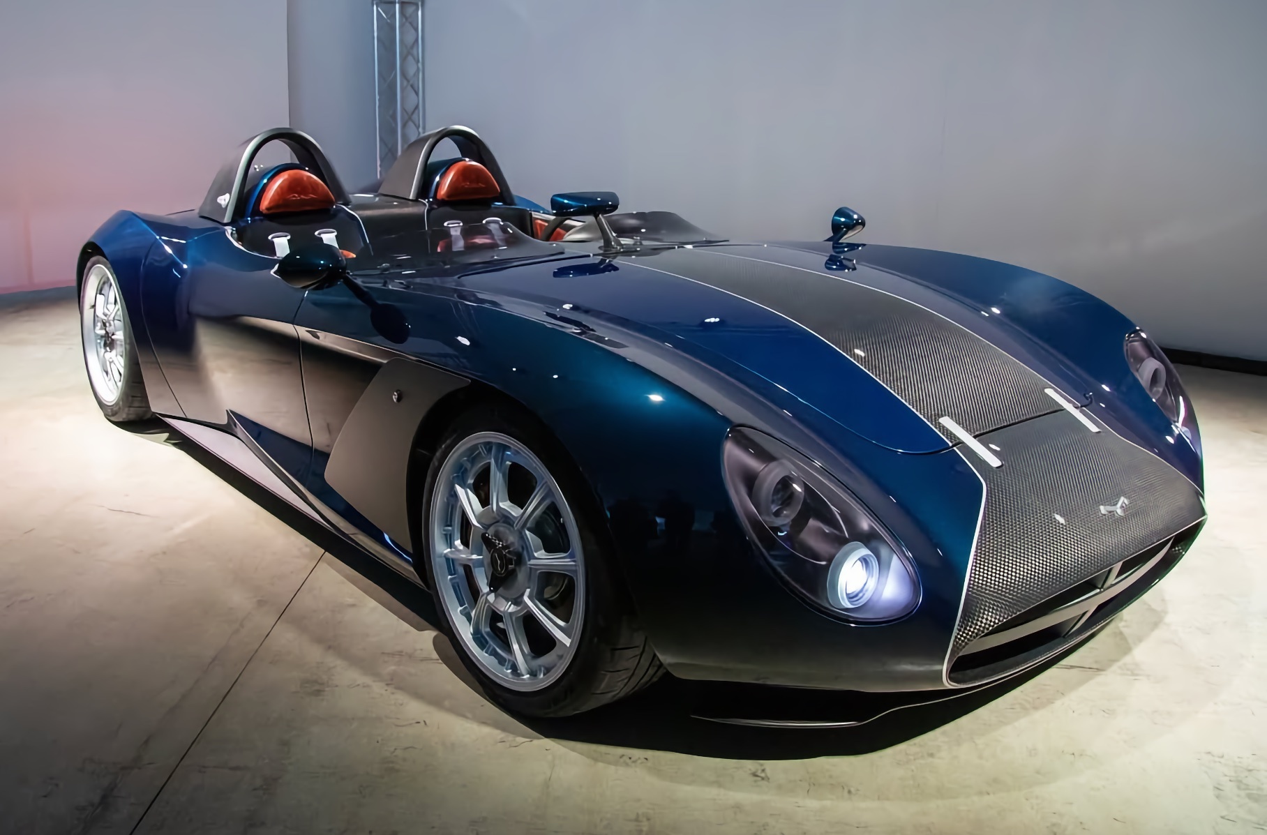 Italians released a “carbon fiber” speedster with atmospheric V8
