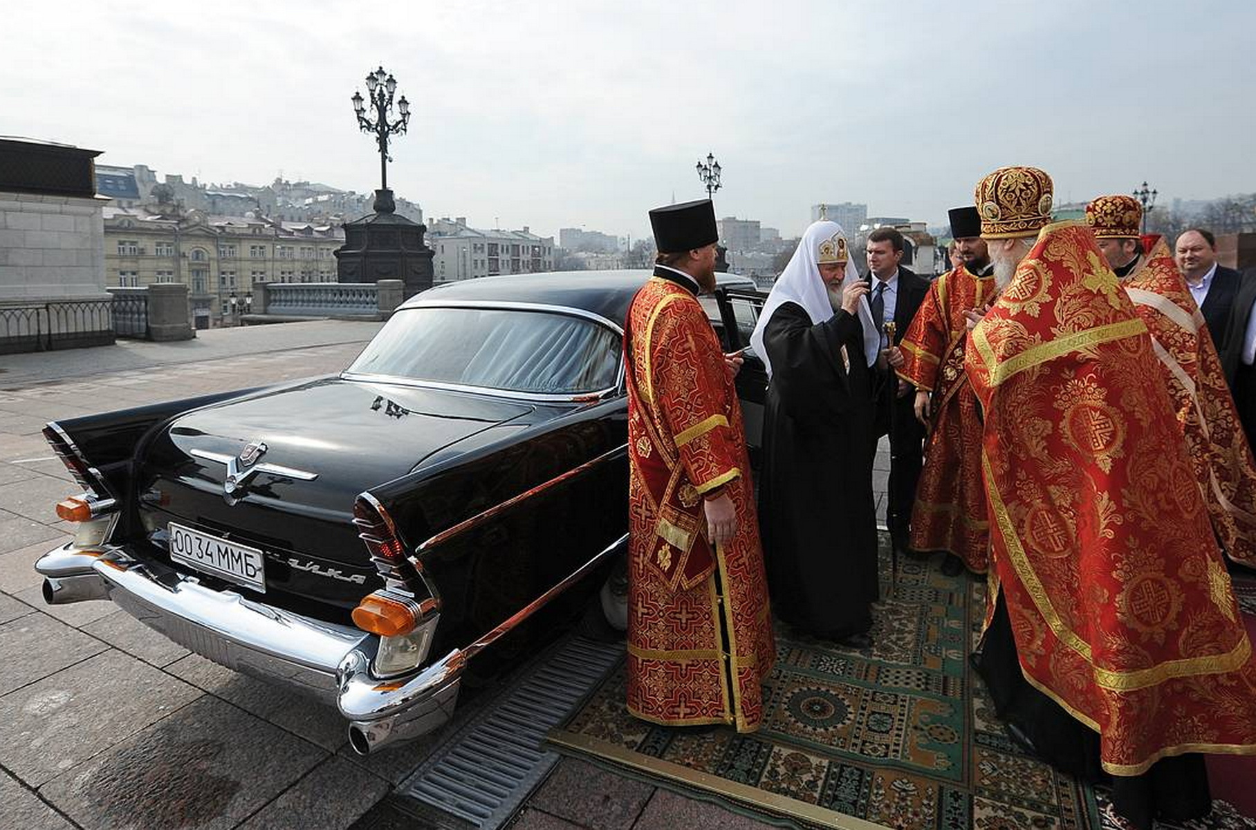 Photo fact: Patriarch Kirill arrived on Red Square on Seagull GAZ-13