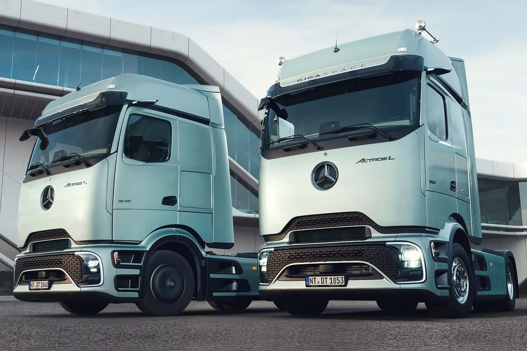 "Sanctions" tractors Mercedes with a futuristic cabin were appreciated in rubles
