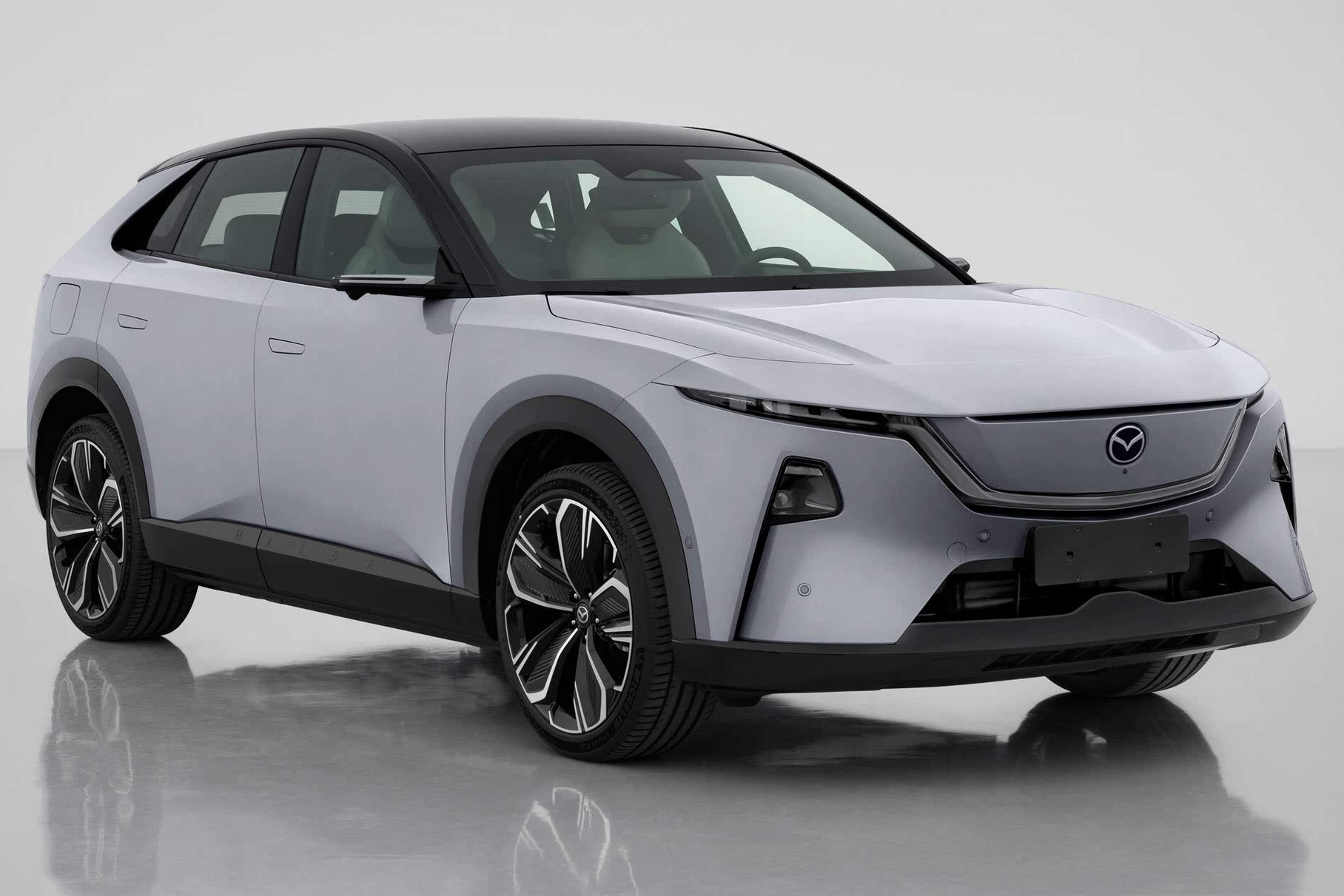 The characteristics of the Mazda EZ-60 crossover with a Chinese filling are disclosed