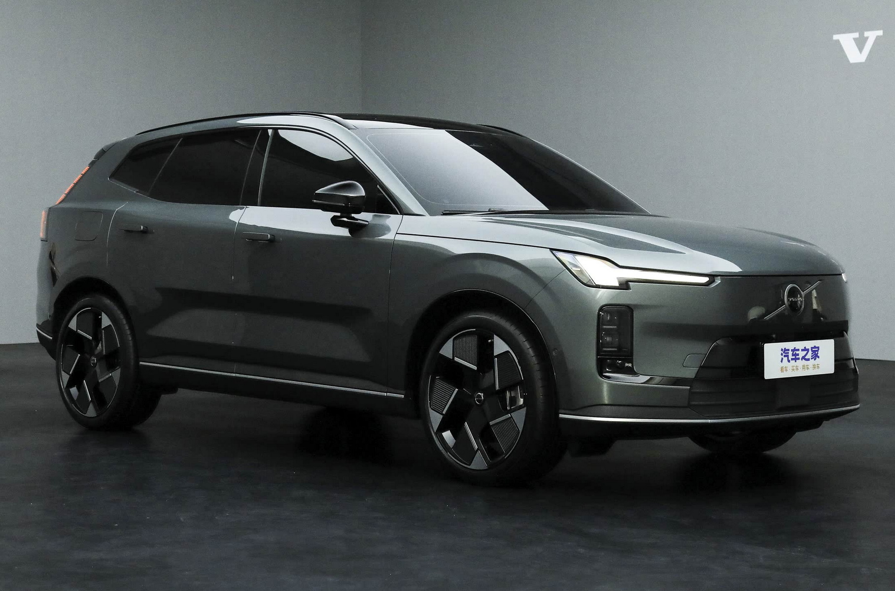 The new Volvo XC70 crossover is completely declassified to the premiere