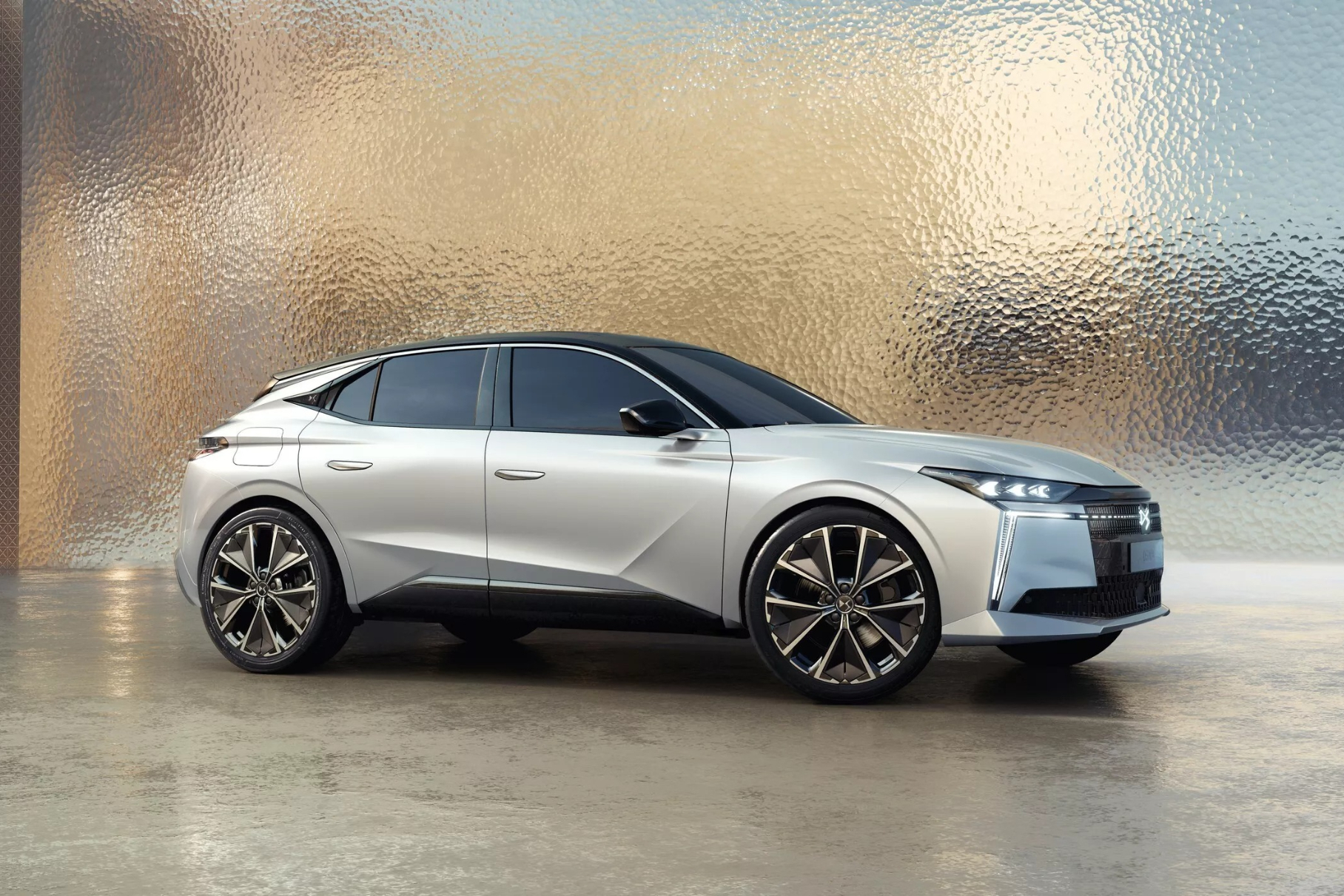 The premium hatchback DS 4 has been updated: now it is called No. 4