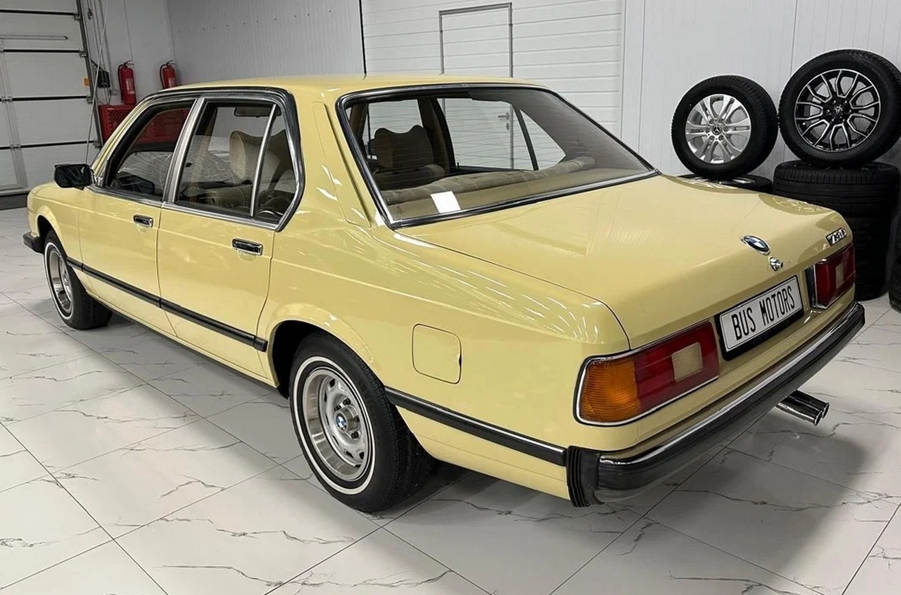 In the suburbs, 48-year-old BMW 7-Series is sold without run around the Russian Federation