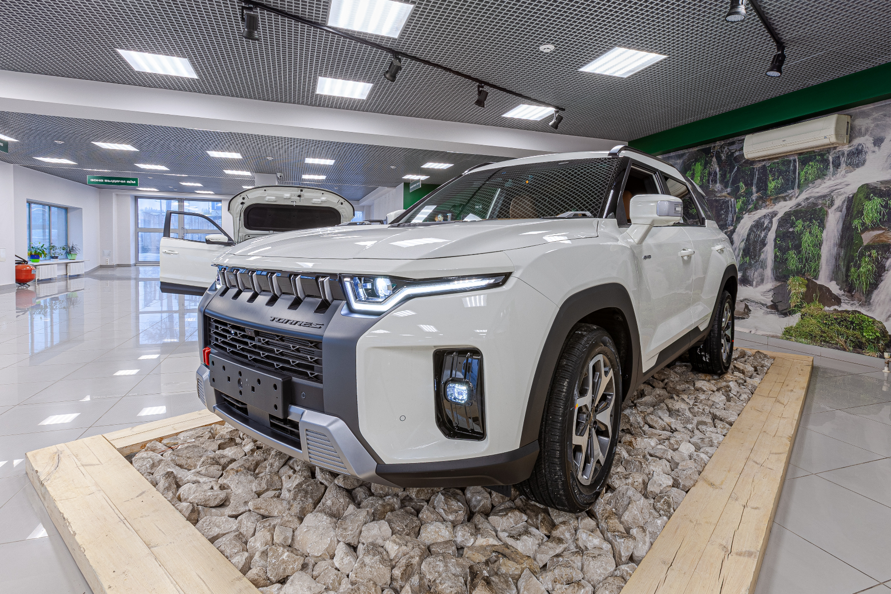 In the warehouses of dealers, cars accumulated six months in advance