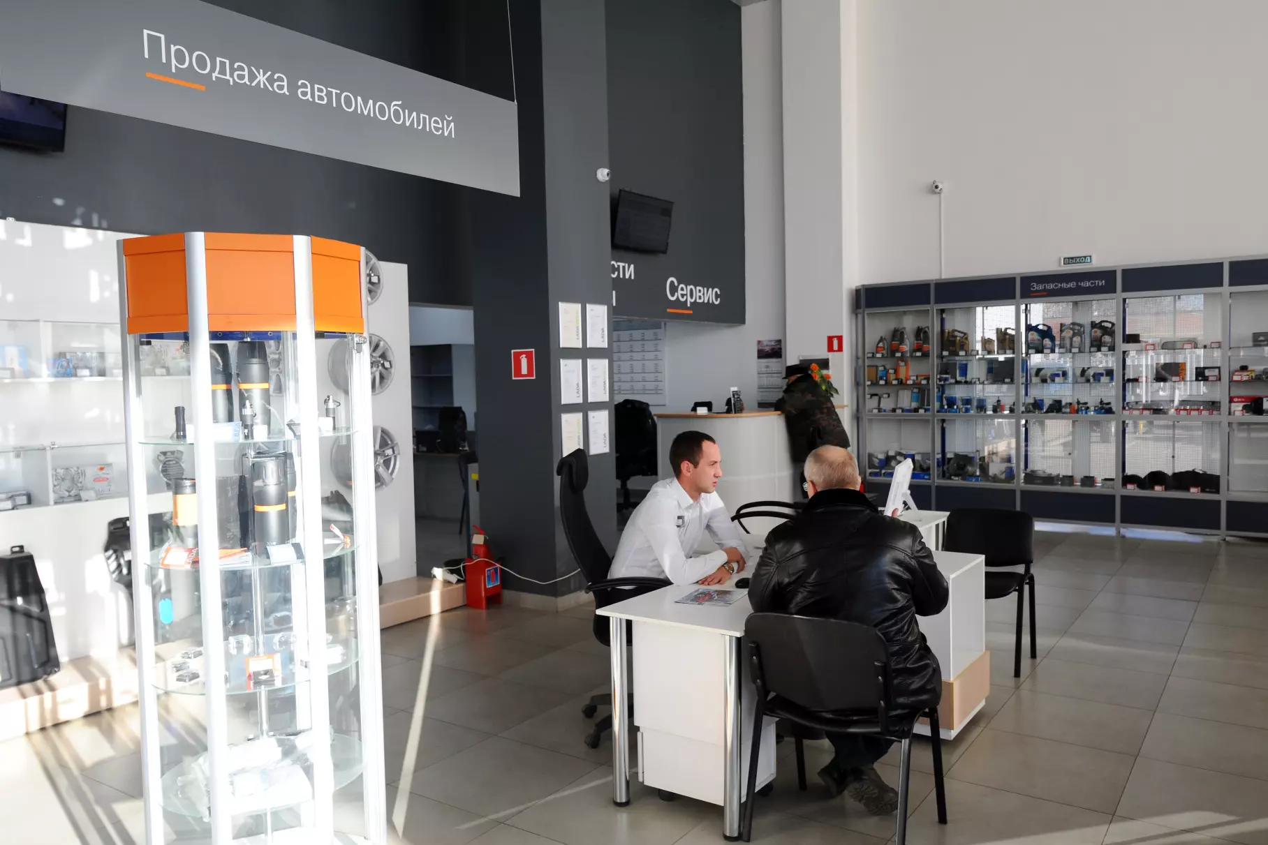 Russians began to spend much less money on new cars