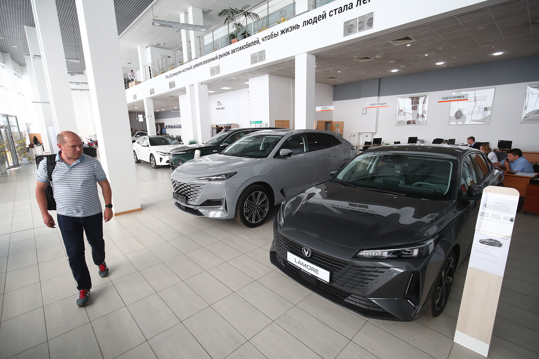 The interest of Russians in new cars continues to decline rapidly