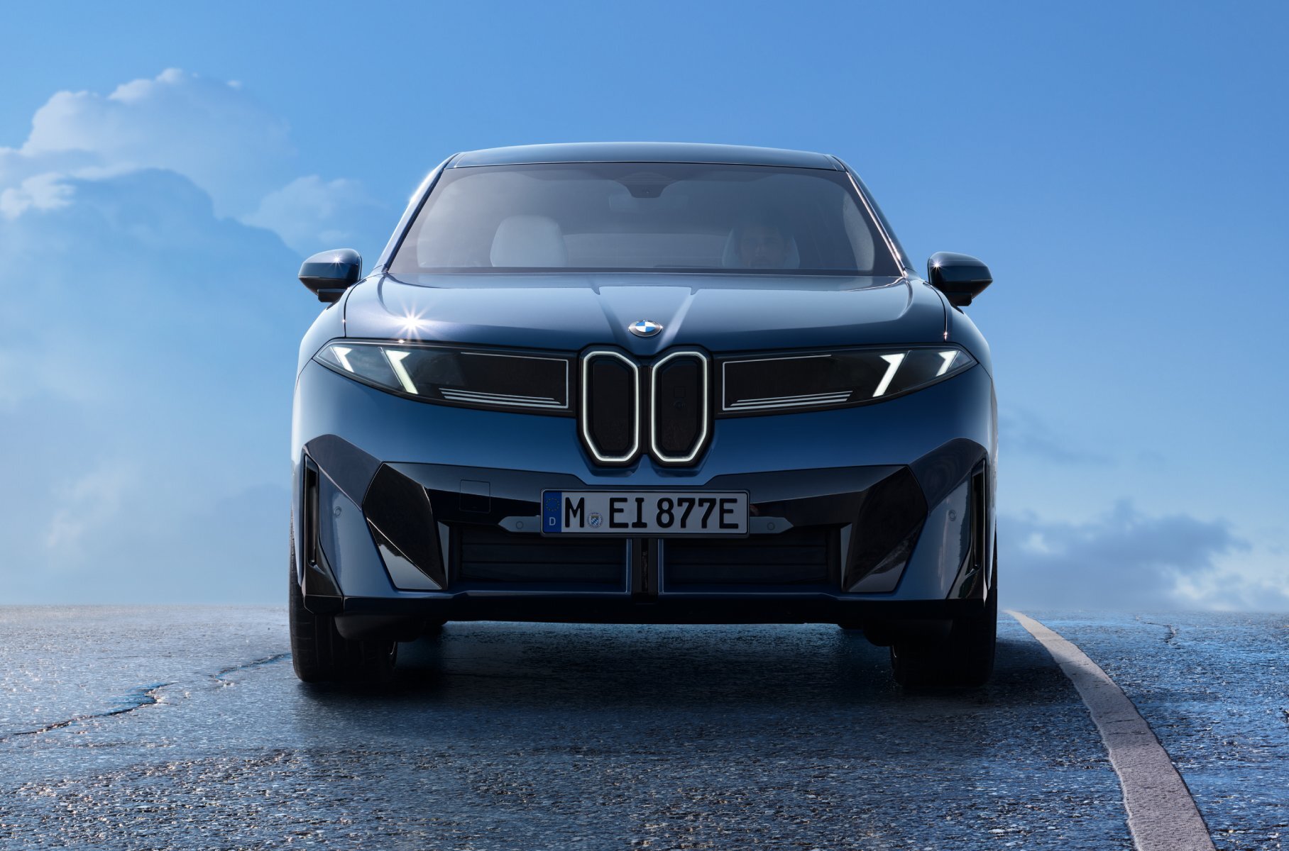 BMW showed an IX3 electric carbon on a speed of 805 kilometers