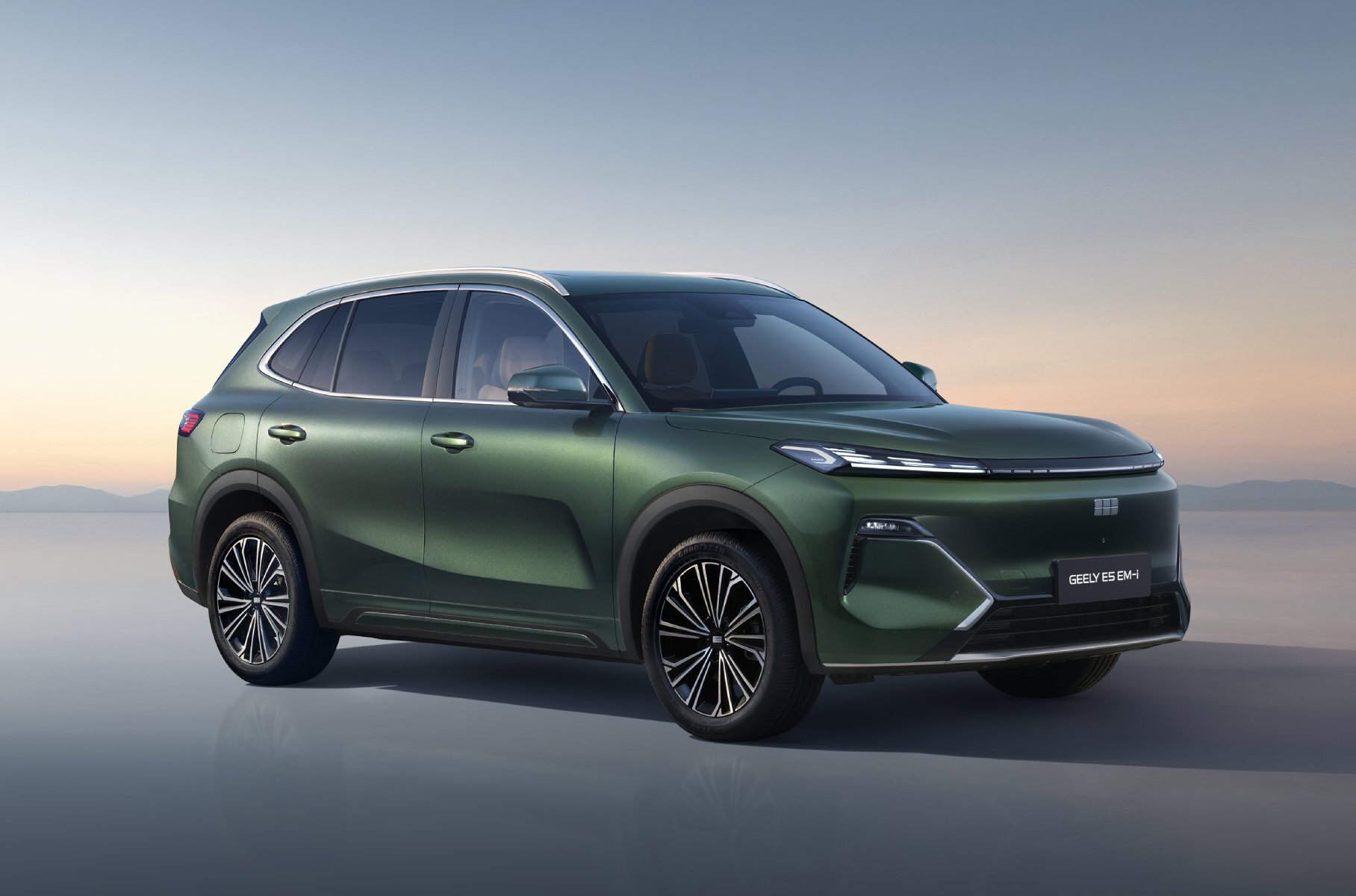 It became known how the first connected hybrid Geely will be called in Russia
