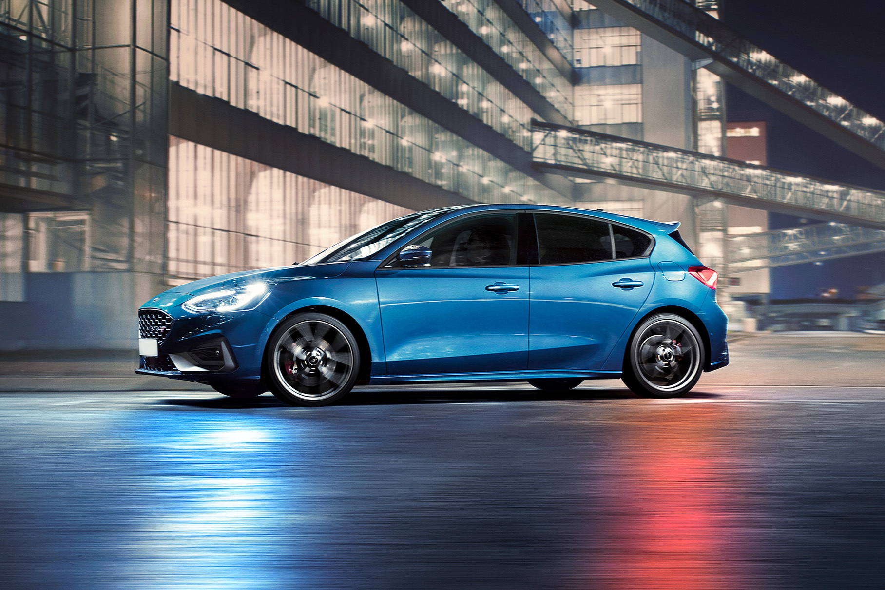 The 20-year history of the sports hatchback Ford Focus St.