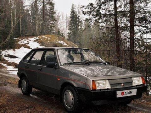 A rare short-winged modification of the VAZ-2109 was put up for sale in St. Petersburg