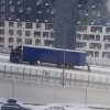 In the Moscow region they filmed a traffic cop moving a truck with his hands on the road