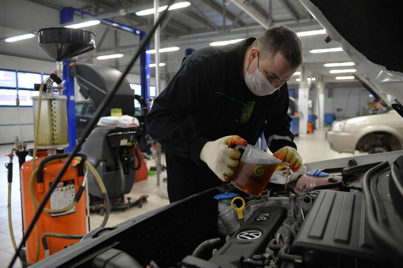 The expert named 3 signs indicating the need to change the engine oil