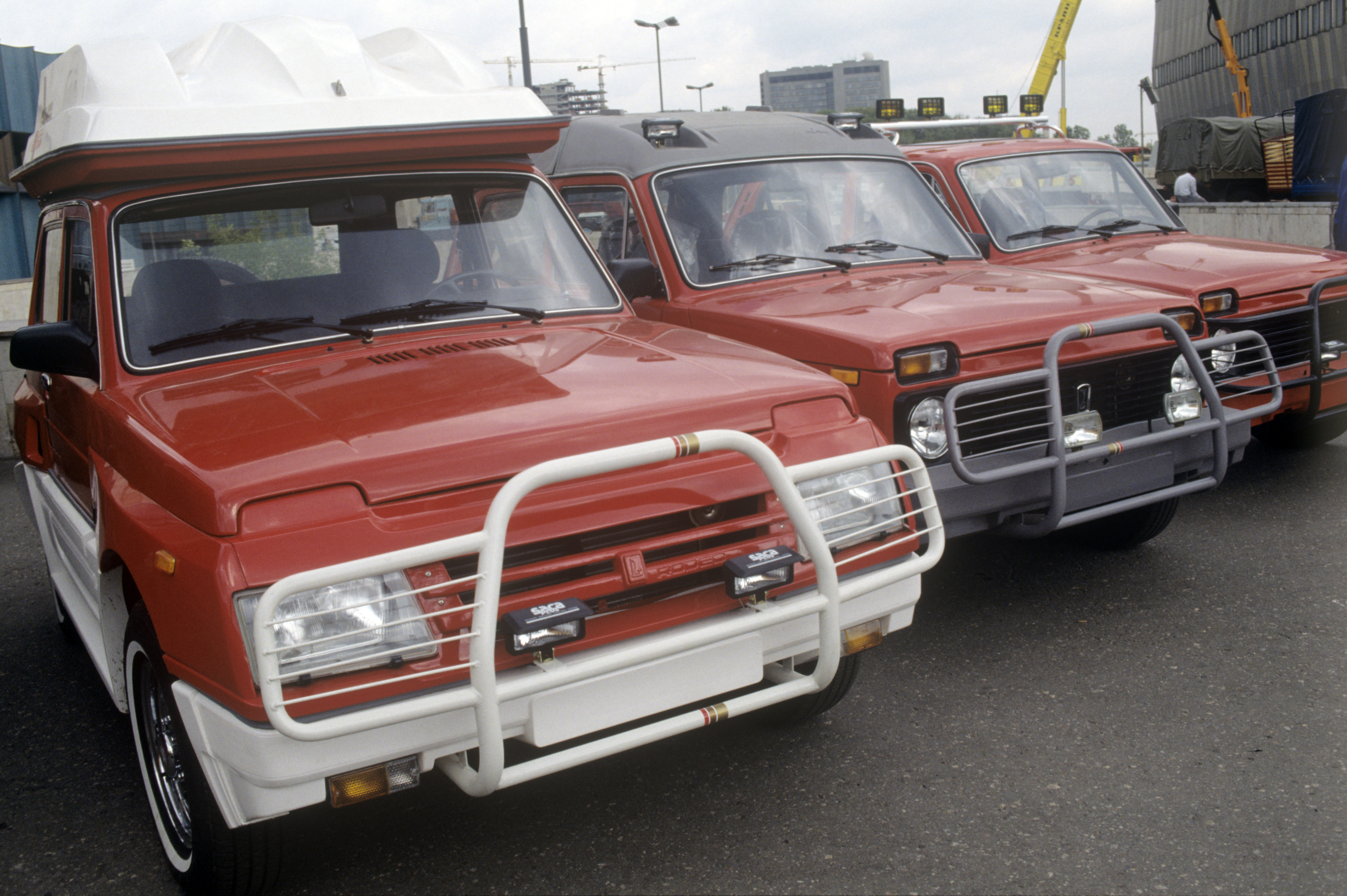 The photo shows an experimental convertible Lada Niva Rodeo