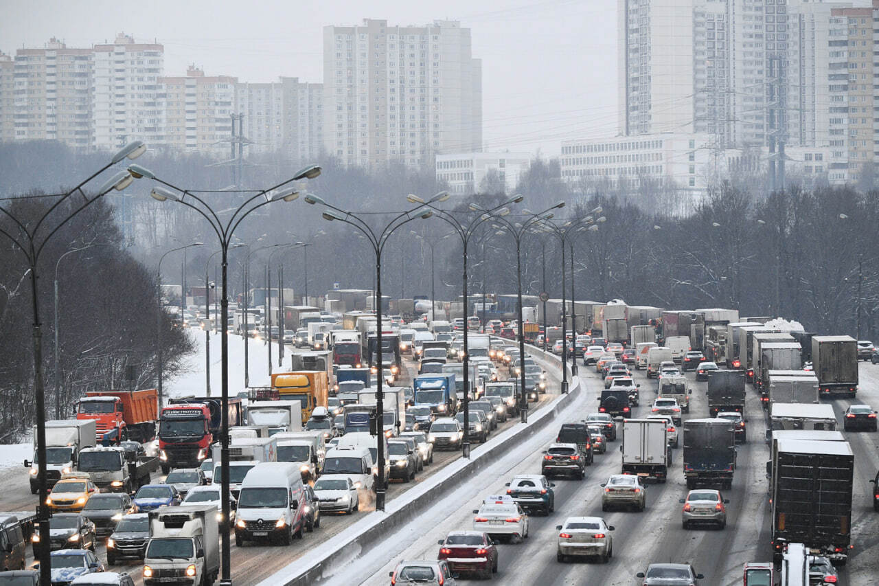 Traffic on the Moscow Ring Road is very difficult due to snowfall