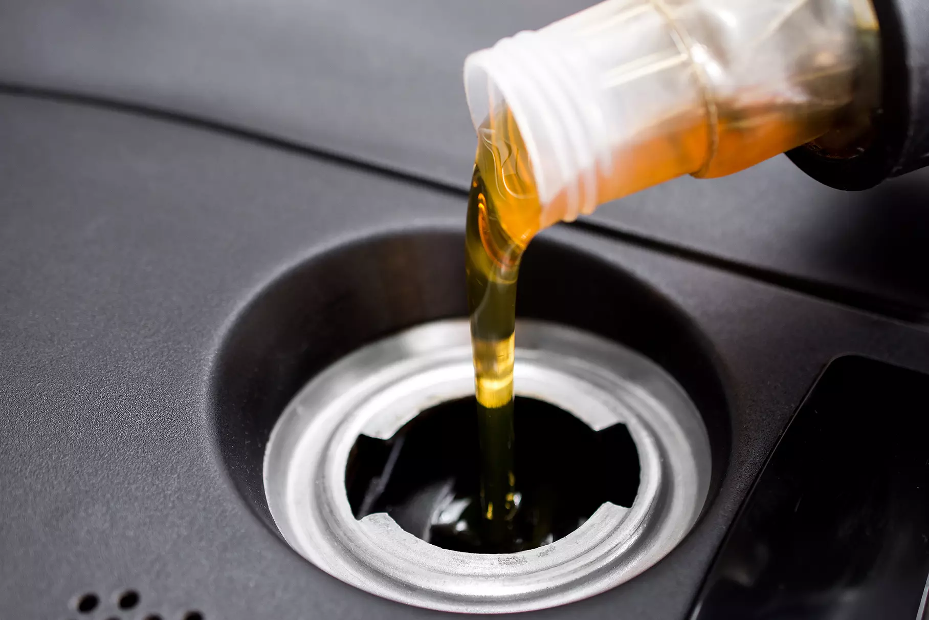 Expert Sosnovsky revealed the rules for reading motor oil labels