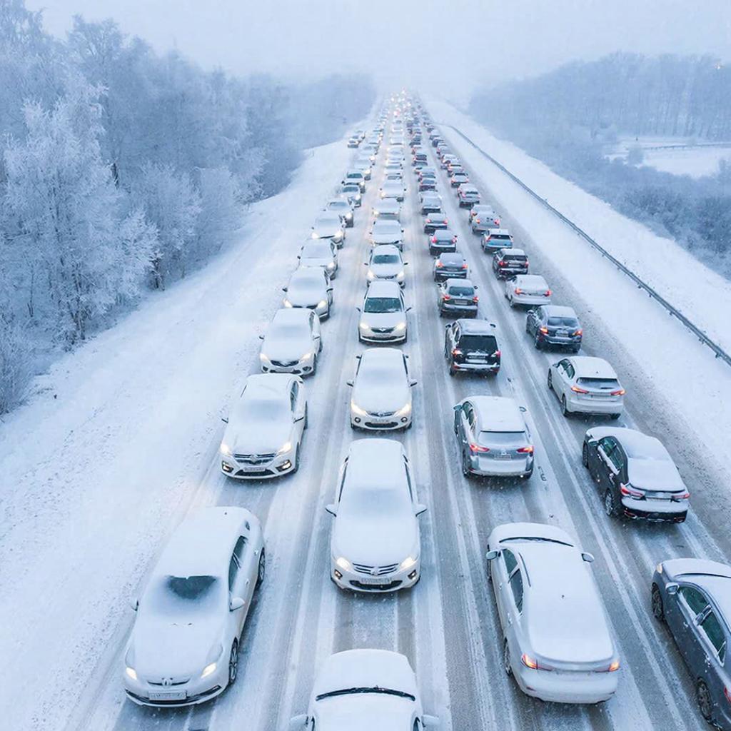 In the Moscow region, more than a hundred cars were stuck in a 20-kilometer traffic jam due to a snowstorm