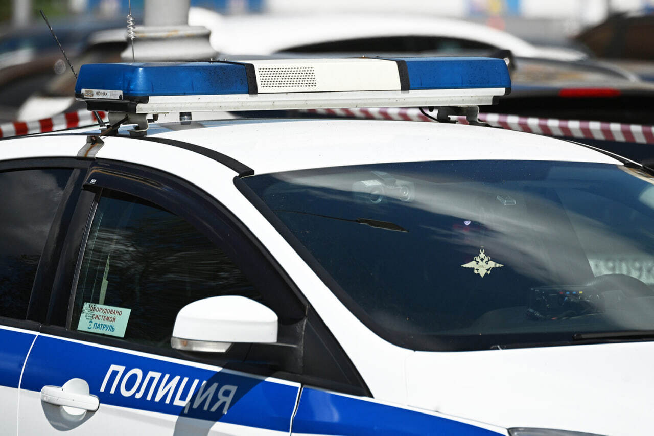 Mash: in the Leningrad region, a drug dealer demolished a policeman and spectacularly threw away 40 packages