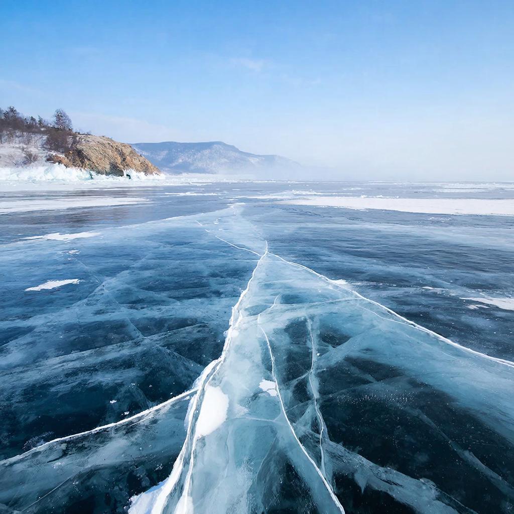 On Lake Baikal, a car fell through the ice and was caught on video