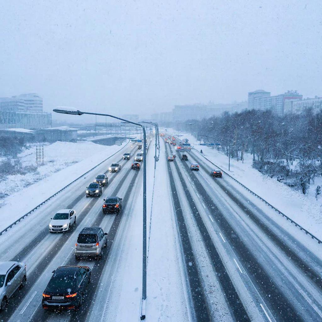 On the Moscow Ring Road, skidding trucks were filmed, impeding traffic