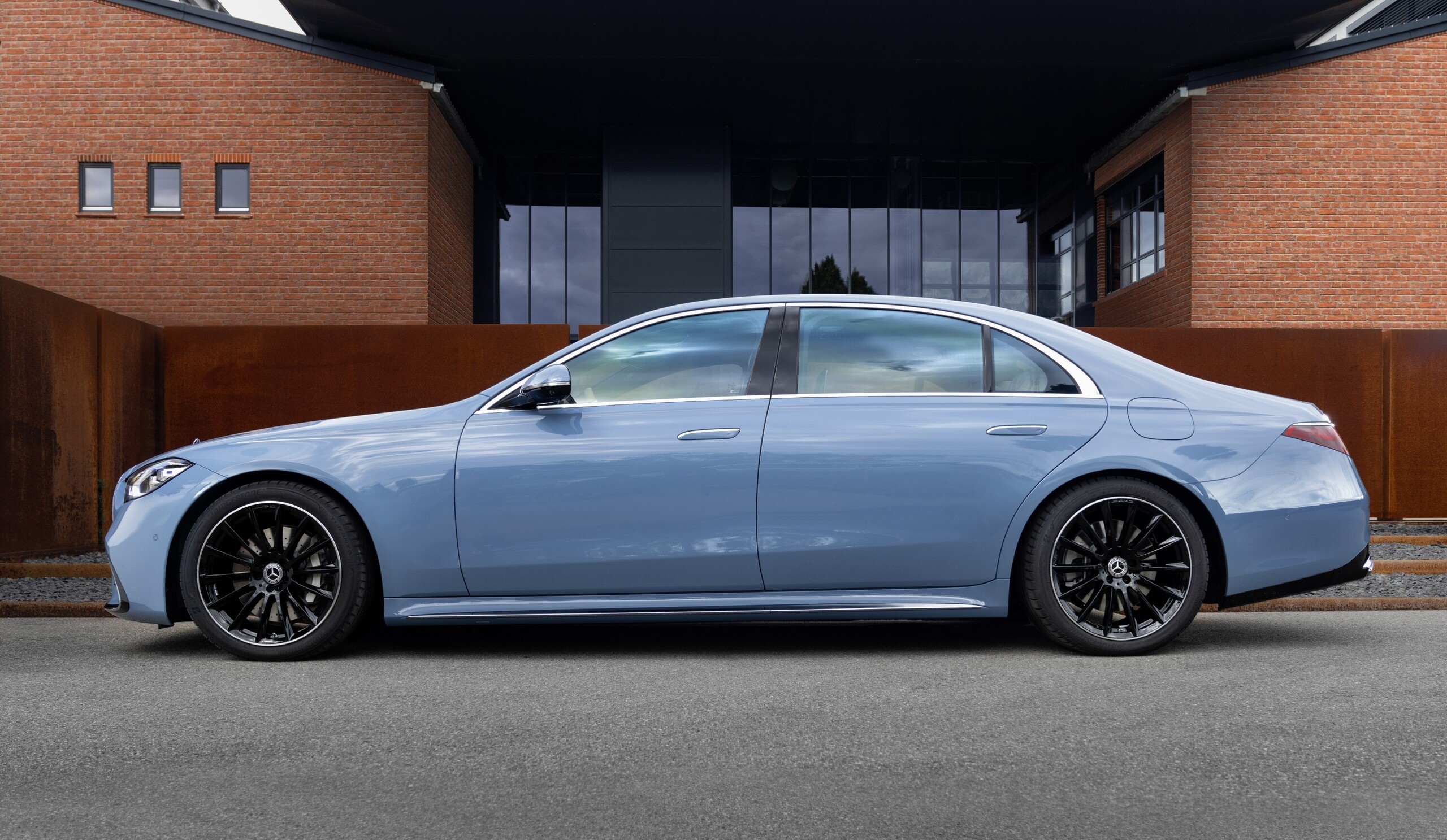 A German car dealer was sentenced to 6 years for supplying cars to the Russian Federation