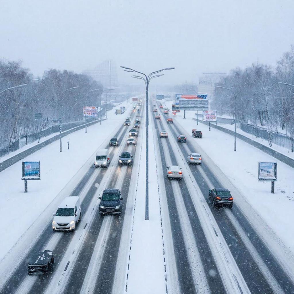 A truck and car sharing crashed on the Moscow Ring Road