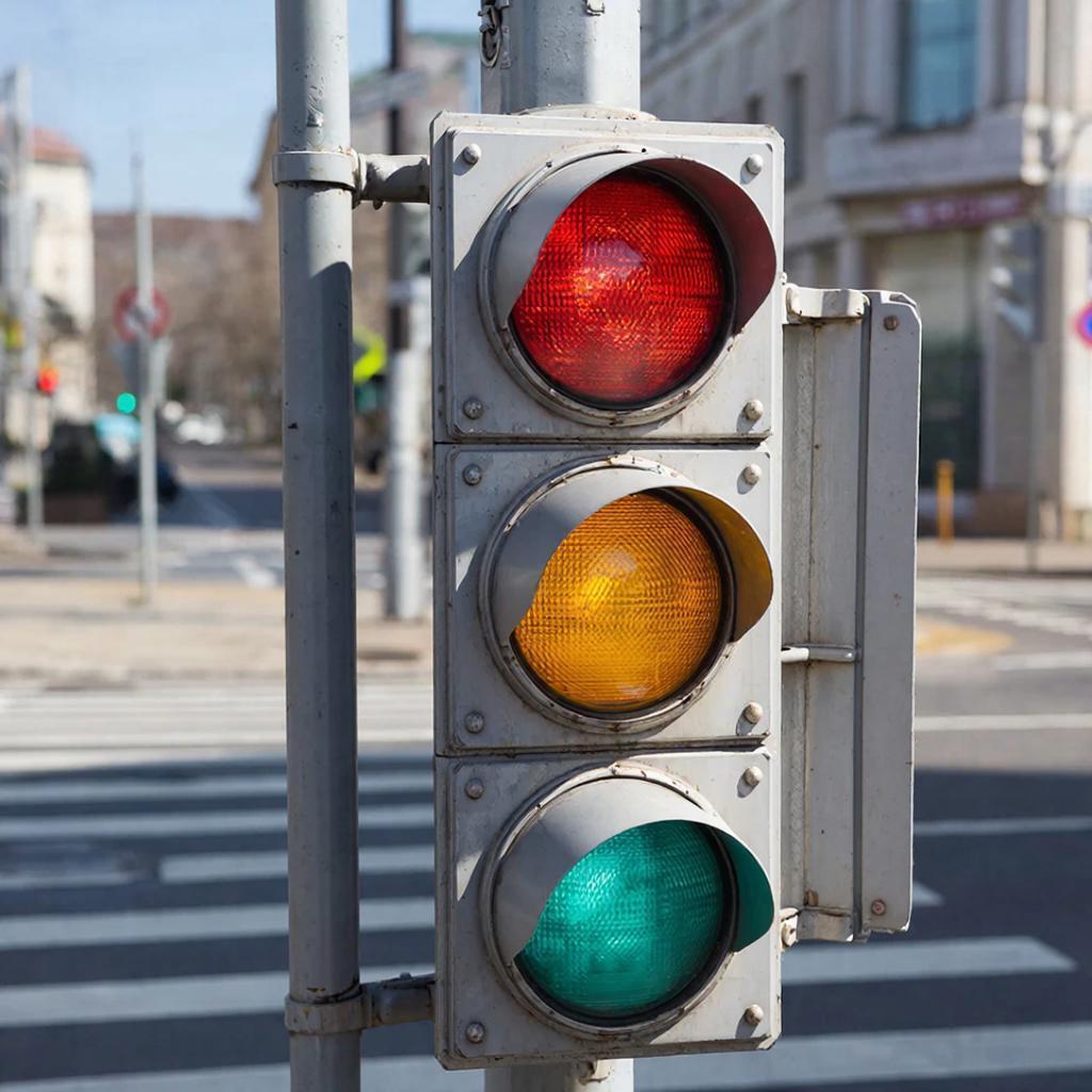 Lawyer Voropaev: the driver is obliged to clear the intersection at any traffic light