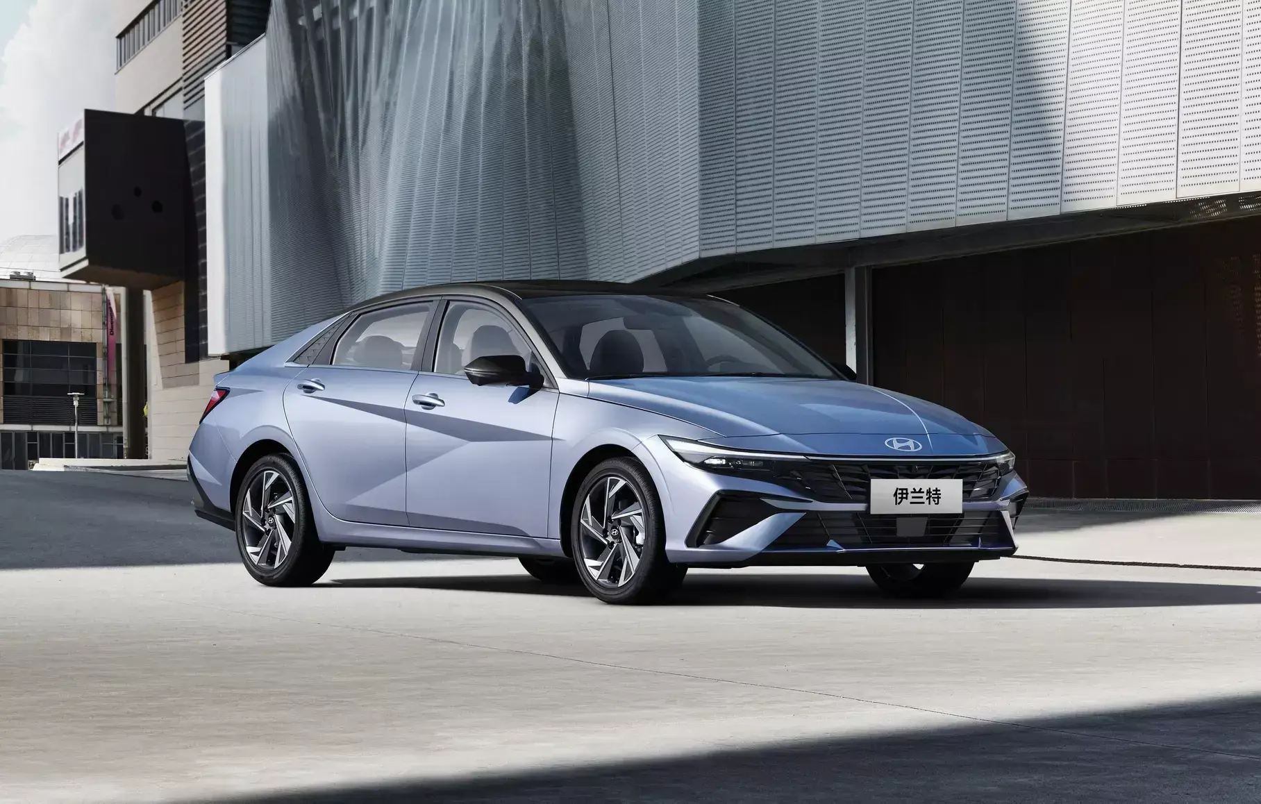 Motor has compiled a list of available foreign cars that Russians can bring