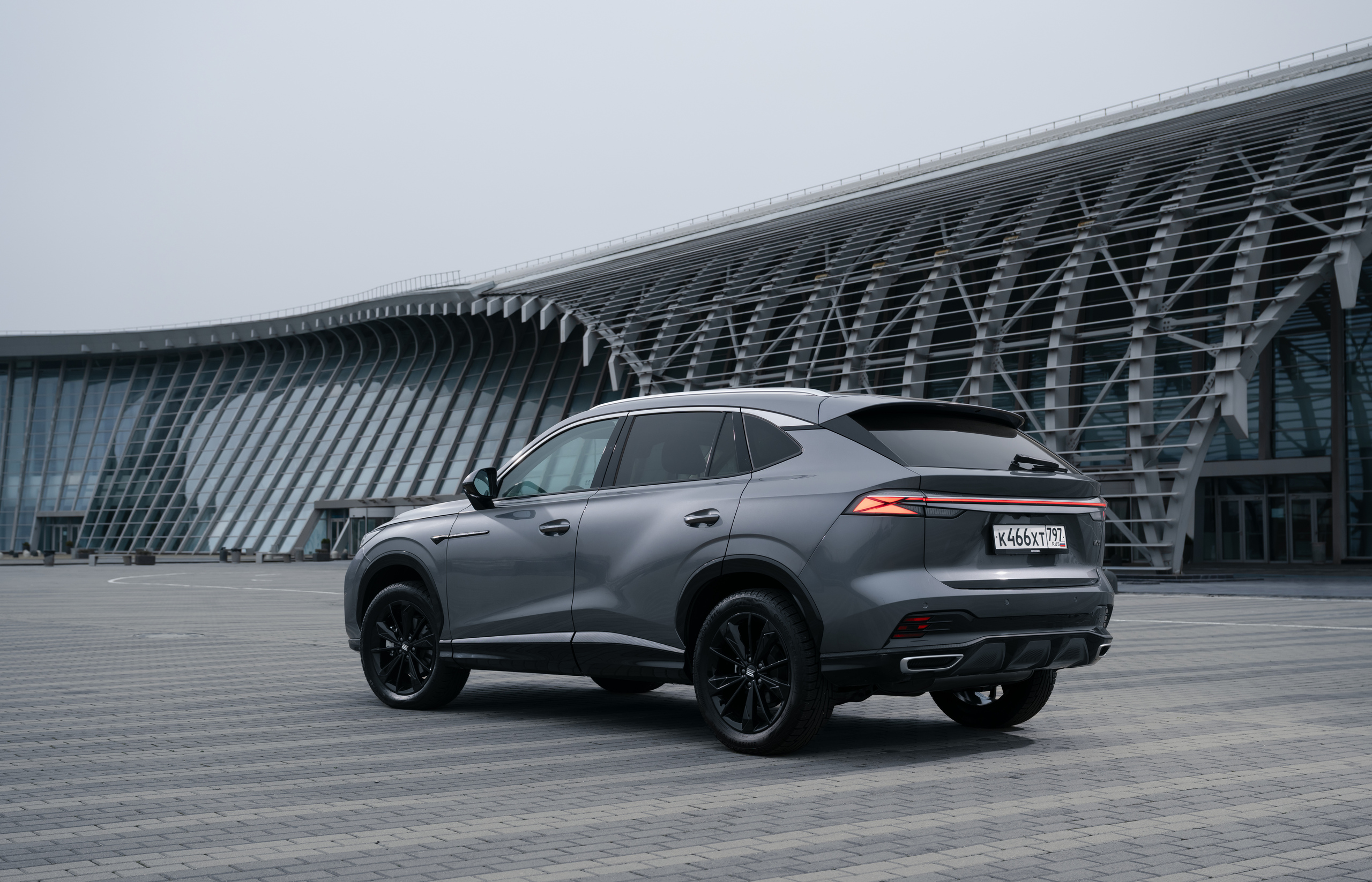 Motor listed the advantages and disadvantages of the Moskvich M70 and M90 cars