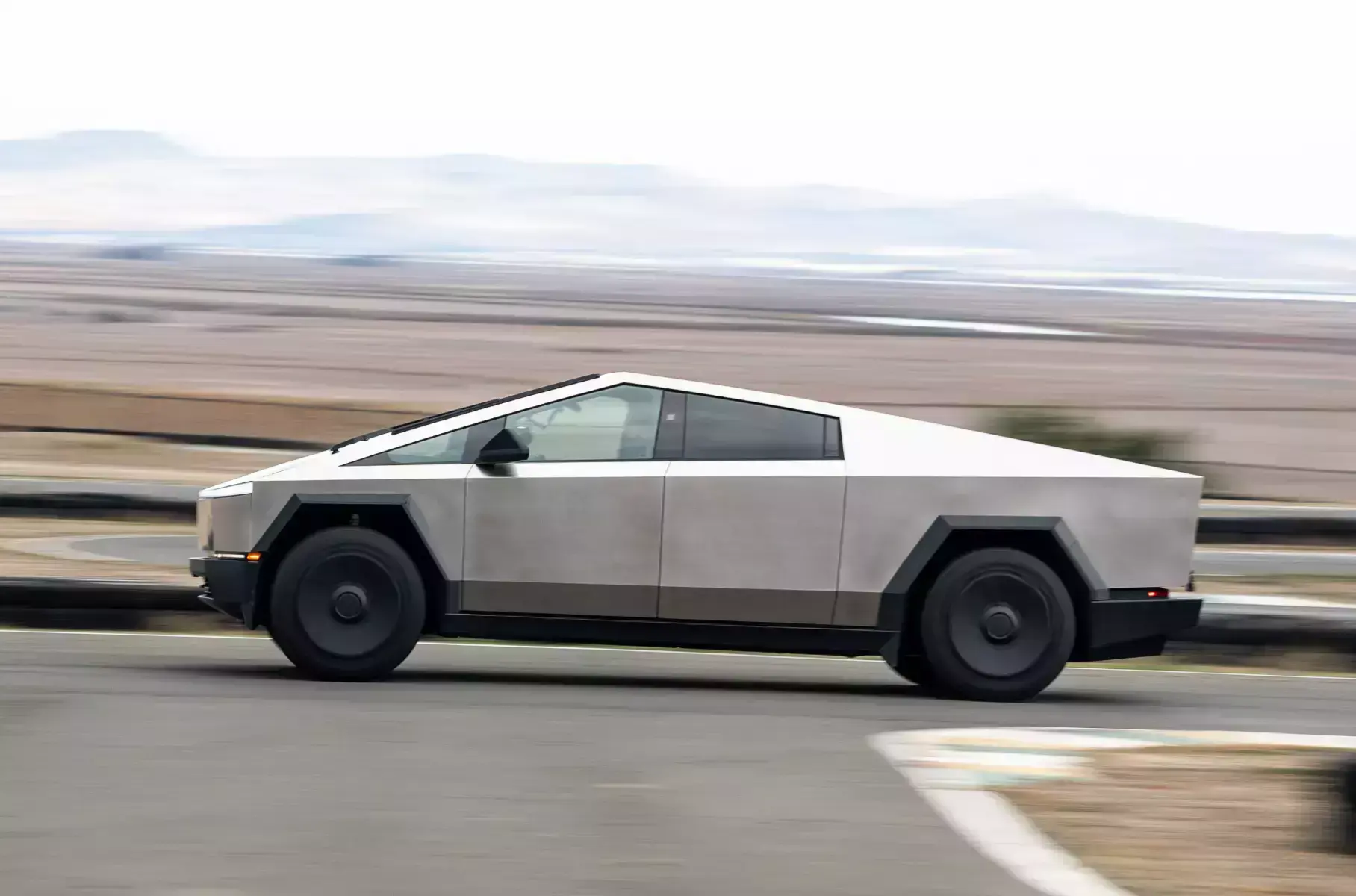 Tesla driver slept at the wheel at high speed and was caught on video