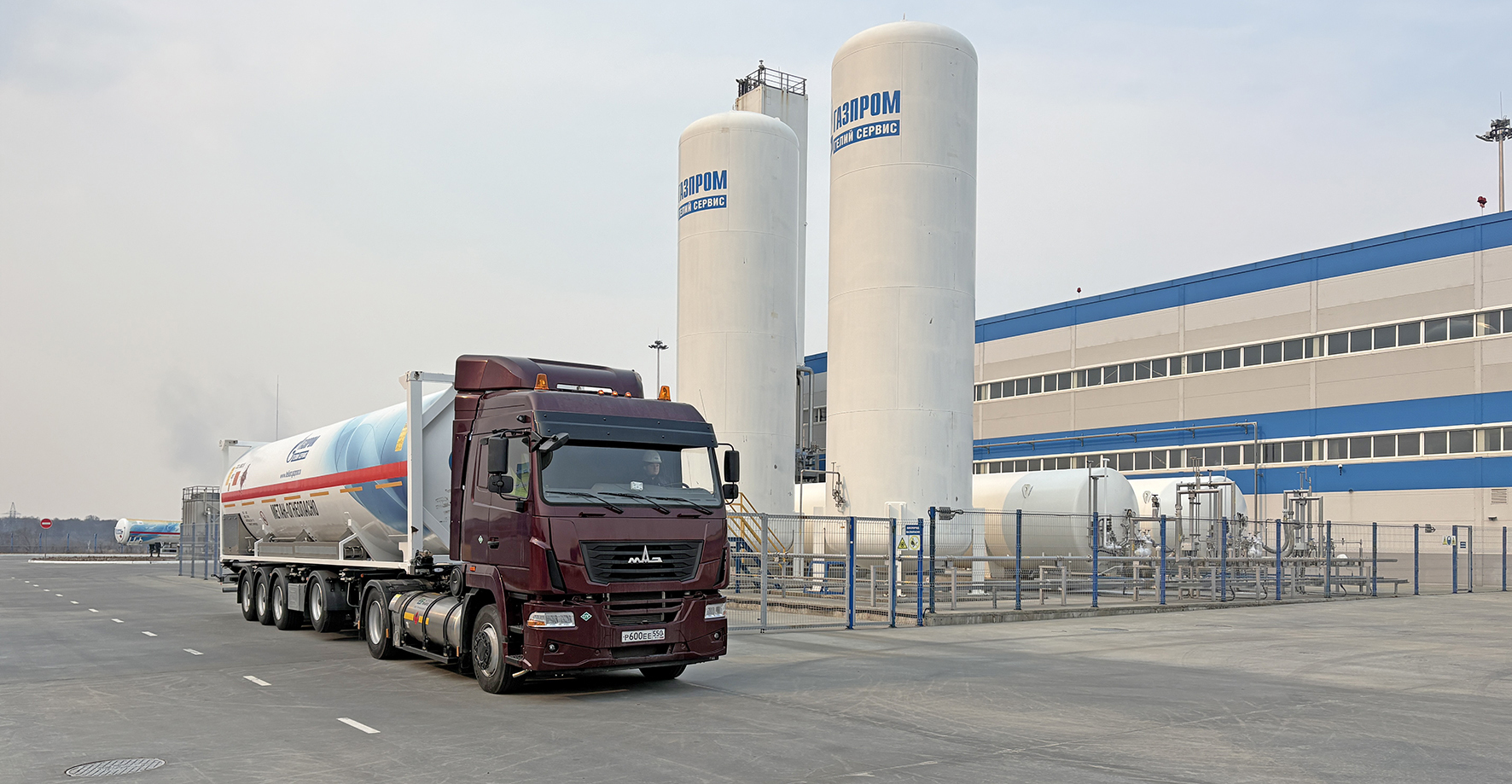 Testing of a MAZ tractor running on liquefied gas began in Vladivostok