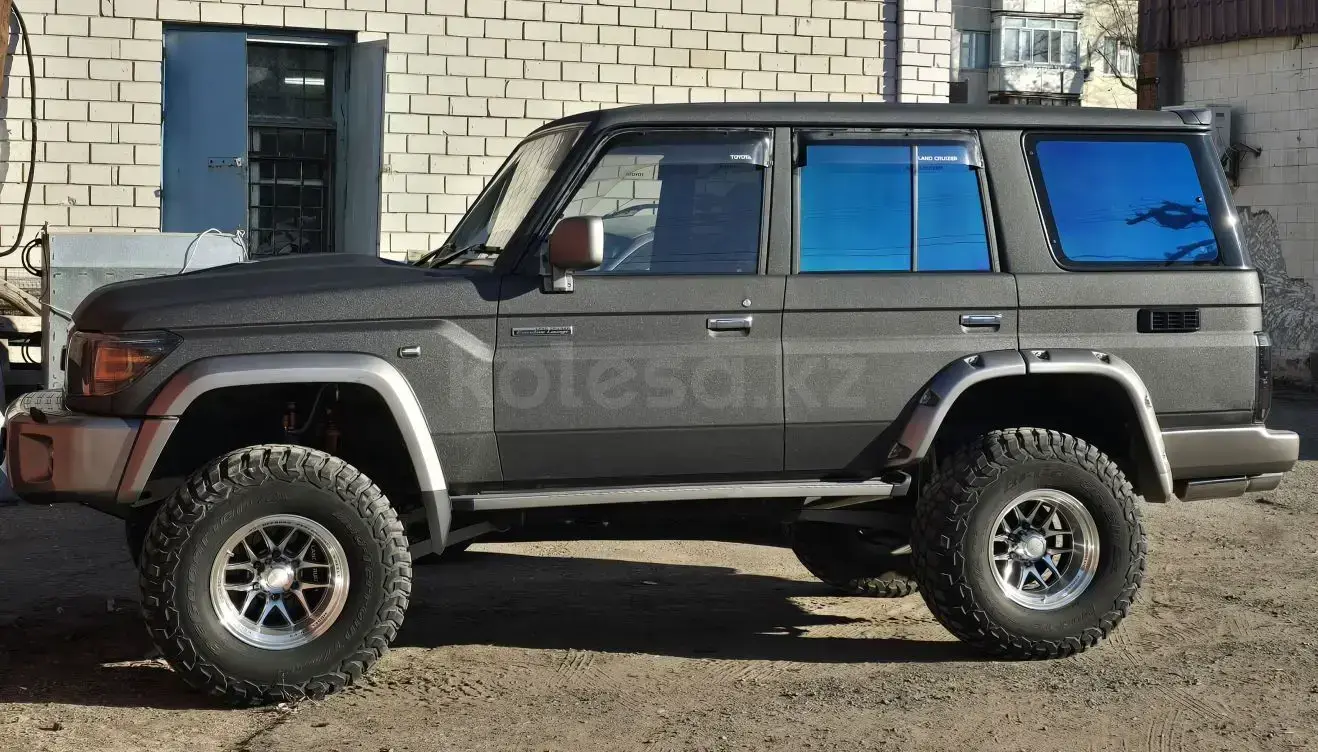 The owner has put up for sale a 12-cylinder Toyota Land Cruiser Prado 70