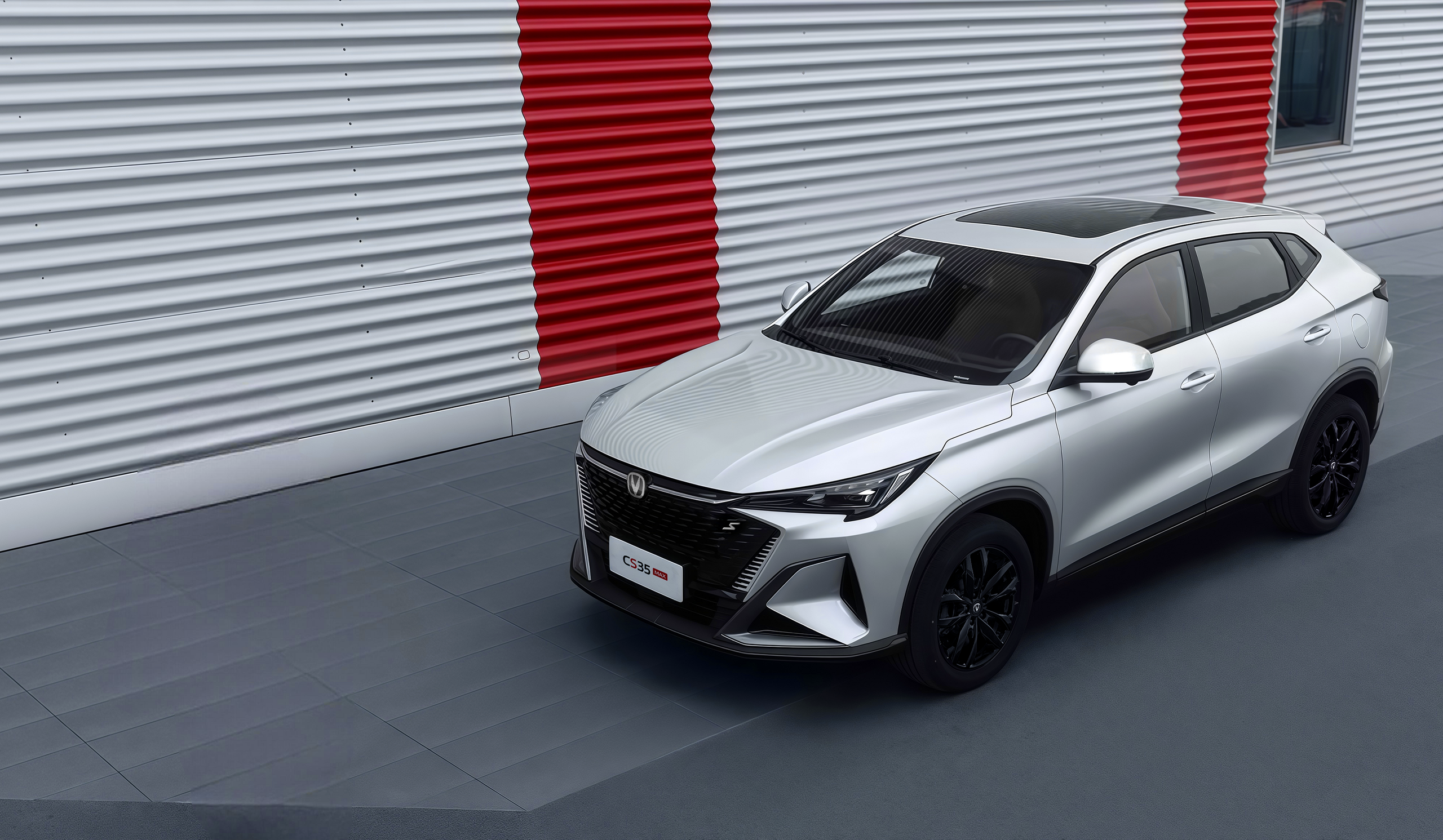 While driving, he named three shortcomings of the Changan CS35 Max crossover