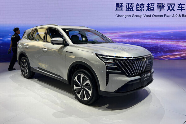 Changan showed a hybrid crossover without external charging for 1.2 million rubles