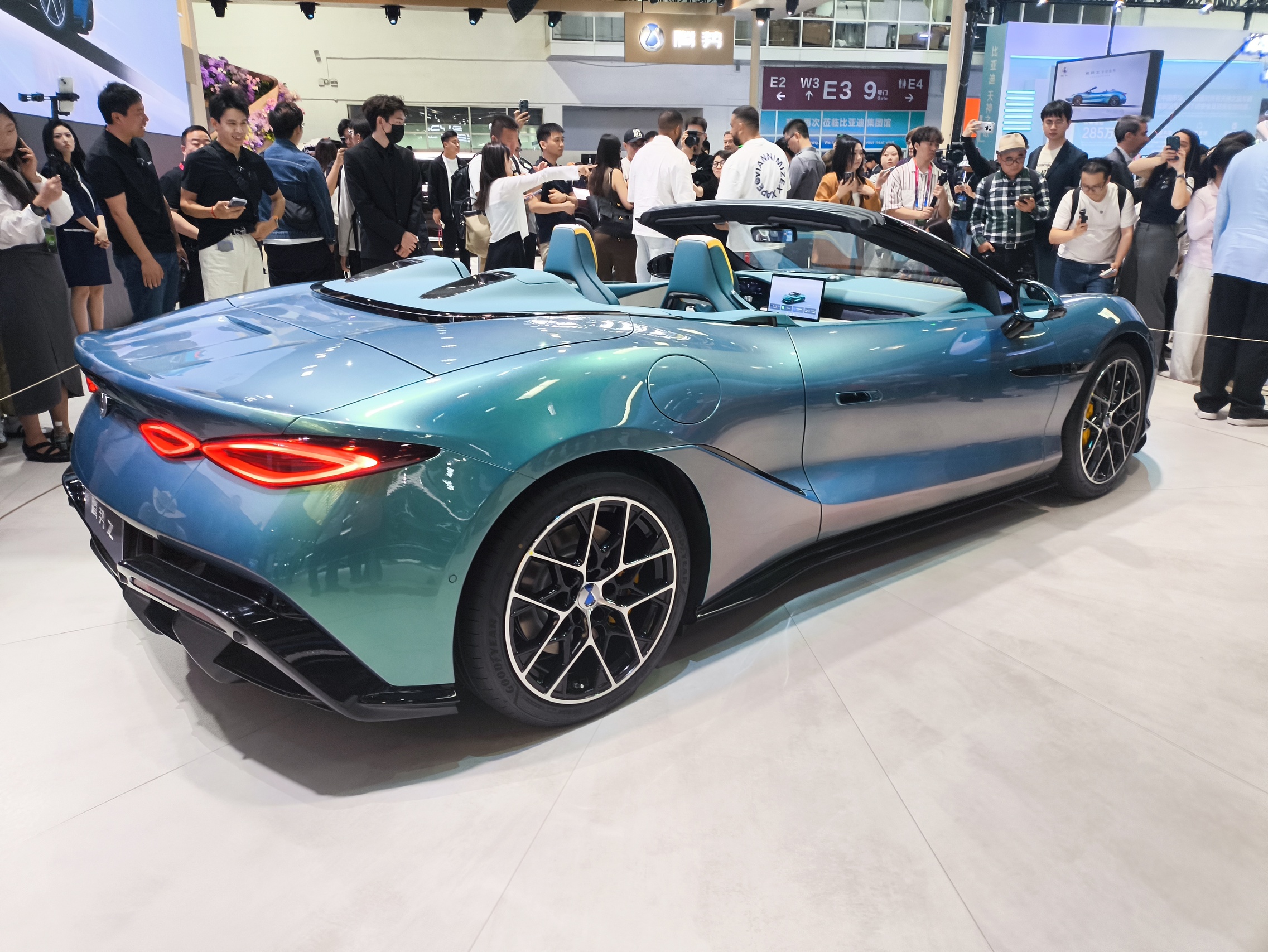 Denza presented a 1000-horsepower Z convertible with a design from the ex-head of Audi