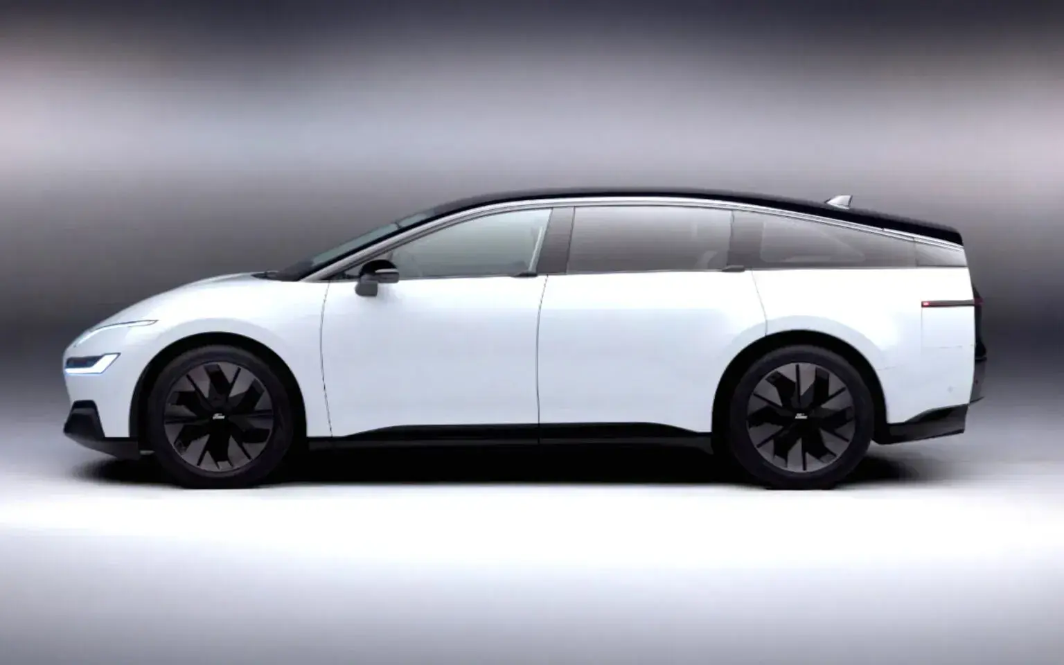 Ford showed a secret crossover in the photo, which never became serial