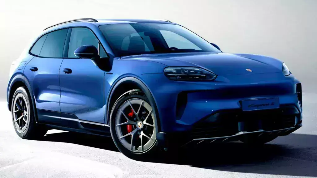 In the USA, a Porsche Cayenne broke into two parts at the time of an accident